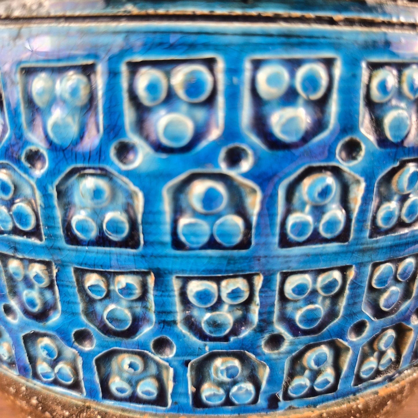 Vase en terre cuite à décor trifoglio céramique par Aldo Londi pour Bitossi – détail du design– en céramique – Italie, années 1960 – Atelier 56