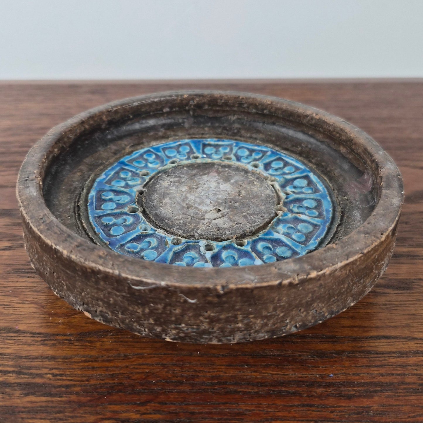 Plat en terre cuite à décor émail trifoglio par Aldo Londi pour Bitossi – vue de profil – en céramique – Italie, années 1960 – Atelier 56