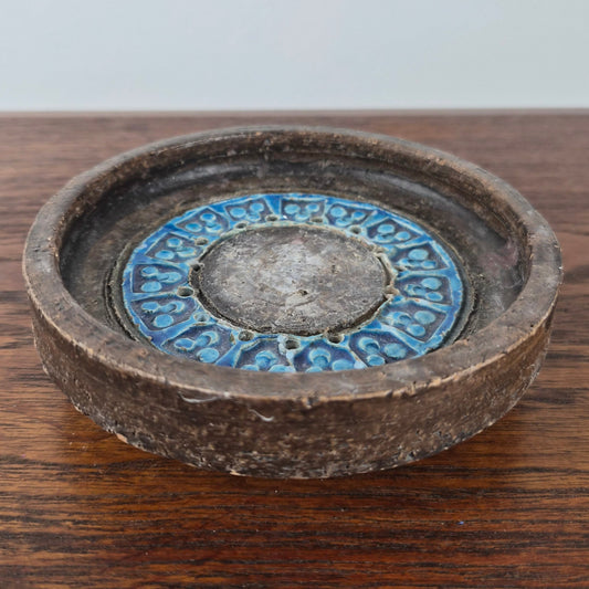 Plat en terre cuite à décor émail trifoglio par Aldo Londi pour Bitossi – vue de profil – en céramique – Italie, années 1960 – Atelier 56