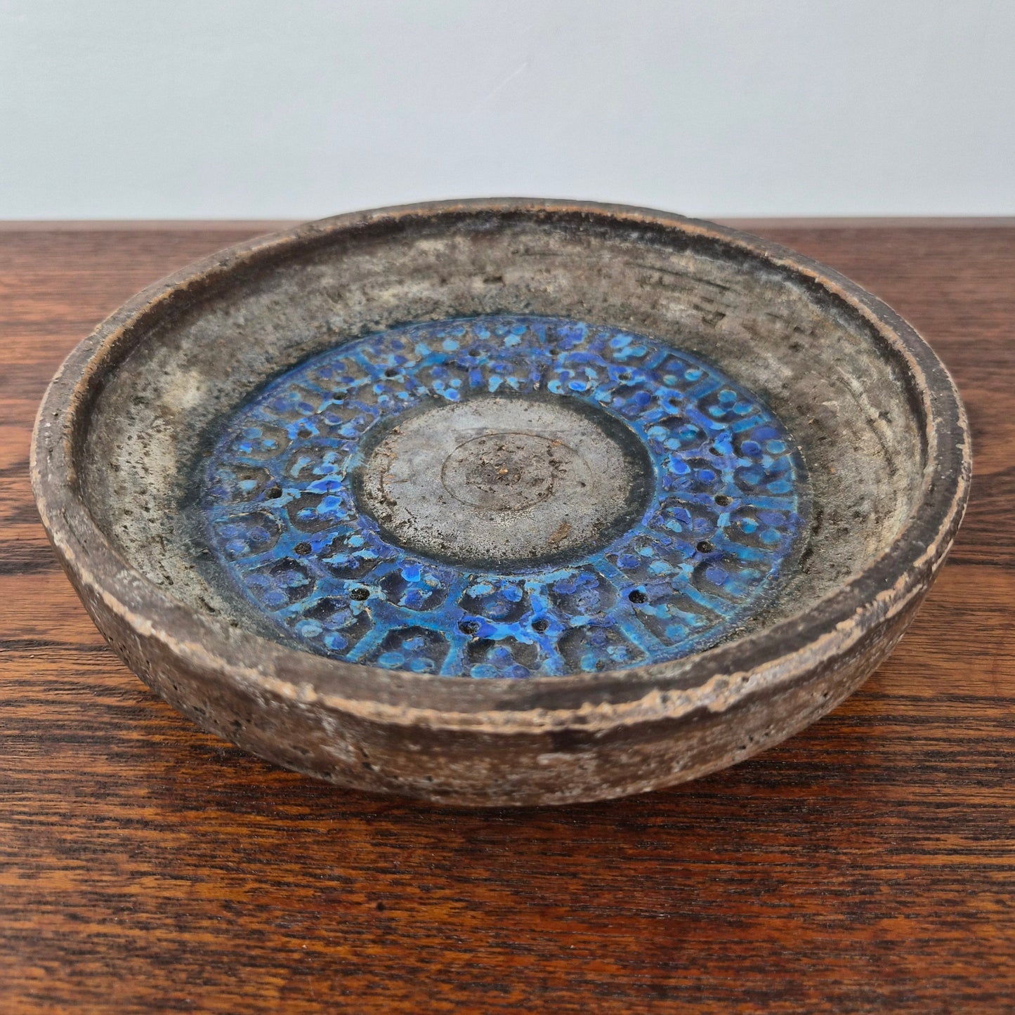 Plat en terre cuite à décor émail trifoglio par Aldo Londi pour Bitossi – vue de profil – Italie, années 1960 – Atelier 56