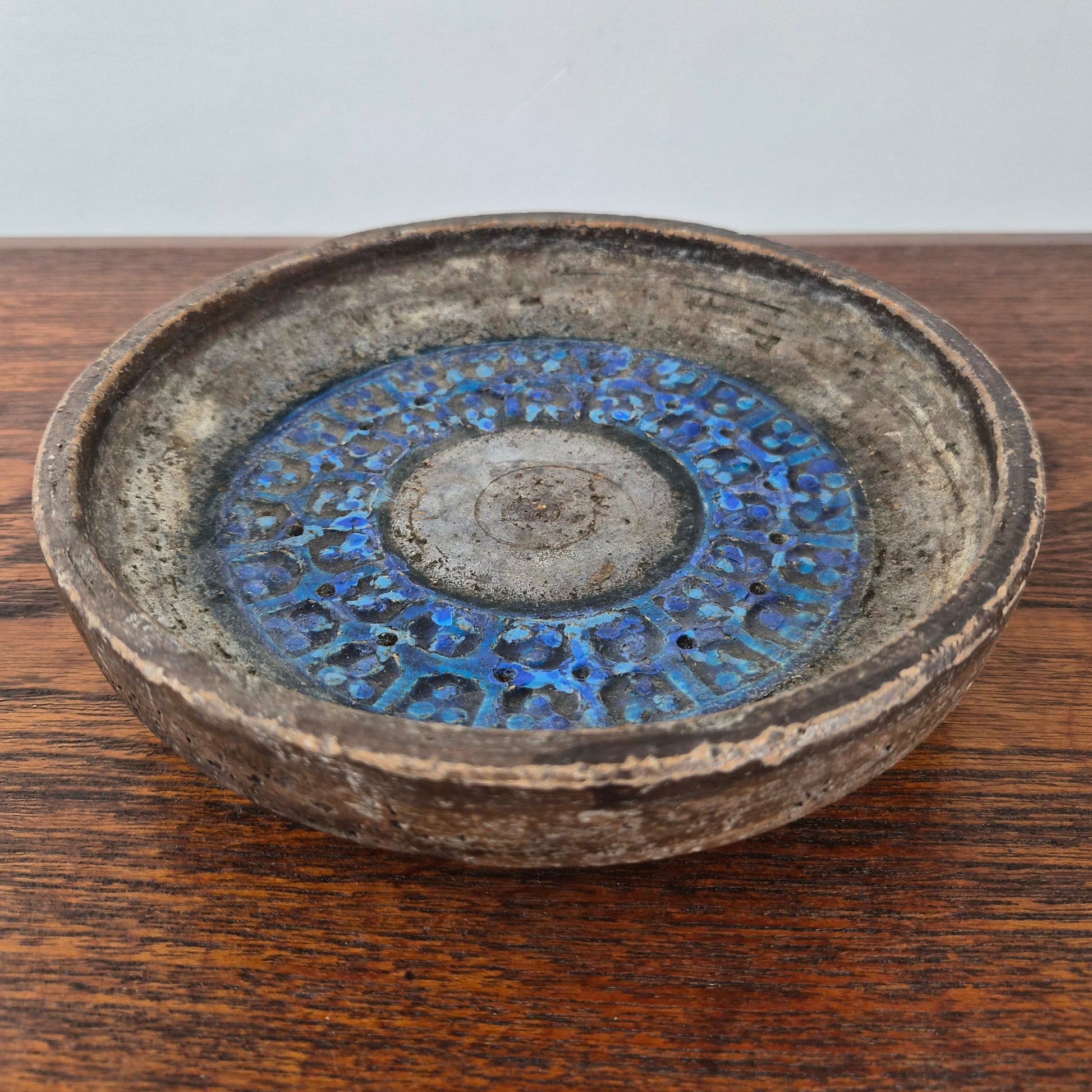 Plat en terre cuite à décor émail trifoglio par Aldo Londi pour Bitossi – vue de profil – Italie, années 1960 – Atelier 56