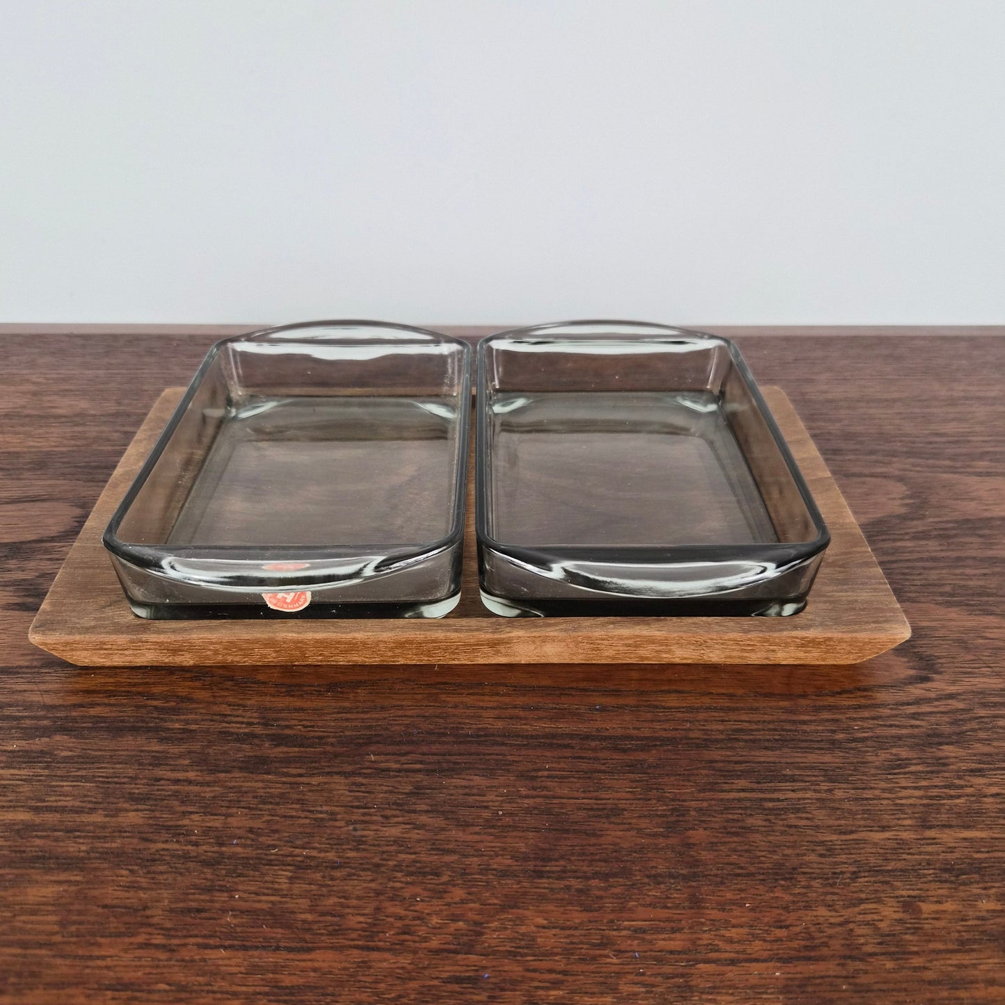 Plateau en teck et ramequins en verre, Danemark, 1960 – vue générale – en teck, verre – Danemark, années 1960 – Atelier 56