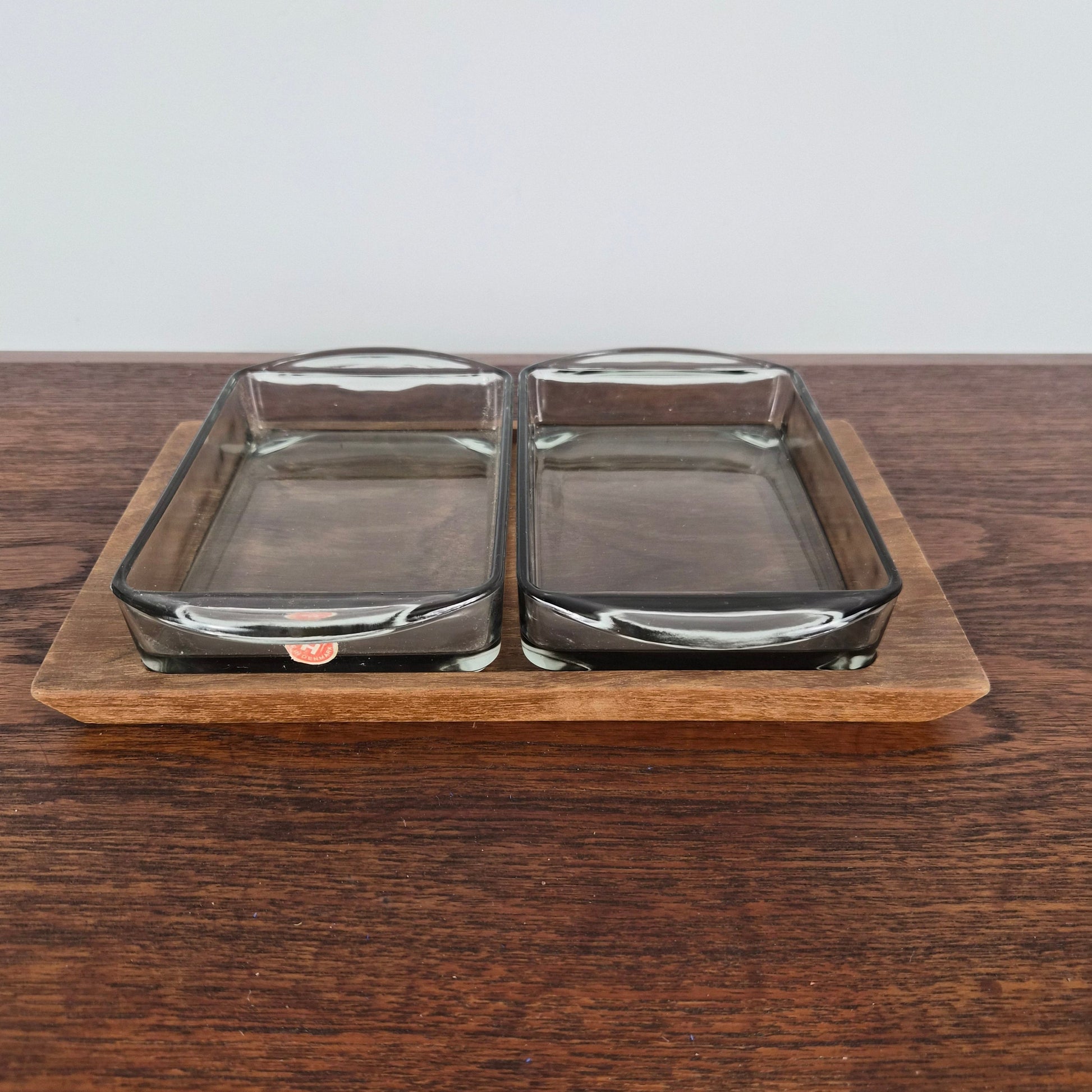 Plateau en teck et ramequins en verre, Danemark, 1960 – vue générale – en teck, verre – Danemark, années 1960 – Atelier 56
