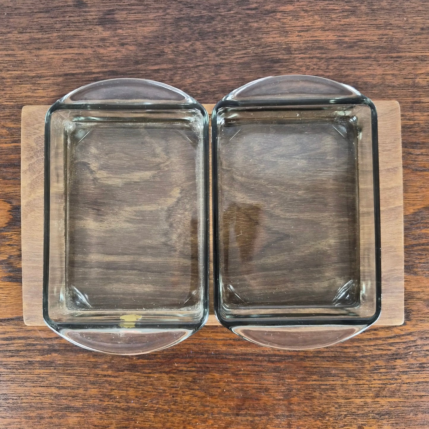 Plateau en teck et ramequins en verre, Danemark, 1960 – vue de dessus – en teck, verre – Danemark, années 1960 – Atelier 56