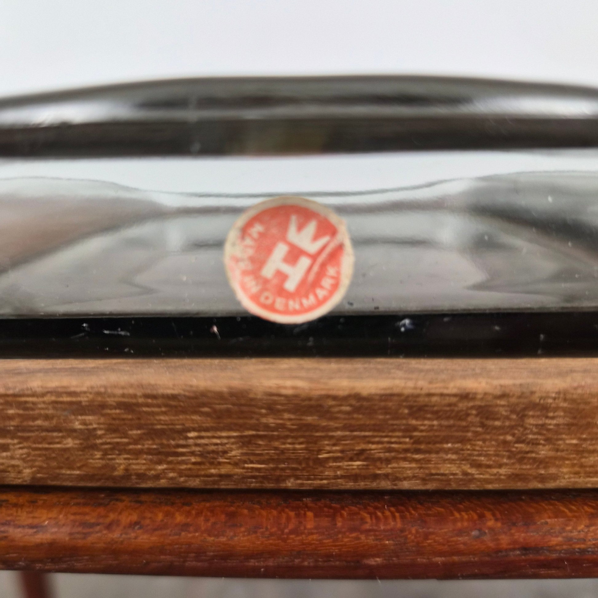 Plateau en teck et ramequins en verre, Danemark, 1960 – vue de profil – en teck, verre – Danemark, années 1960 – Atelier 56