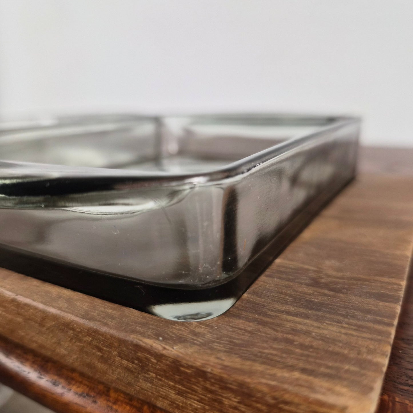 Plateau en teck et ramequins en verre, Danemark, 1960 – détail du plateau – en teck, verre – Danemark, années 1960 – Atelier 56