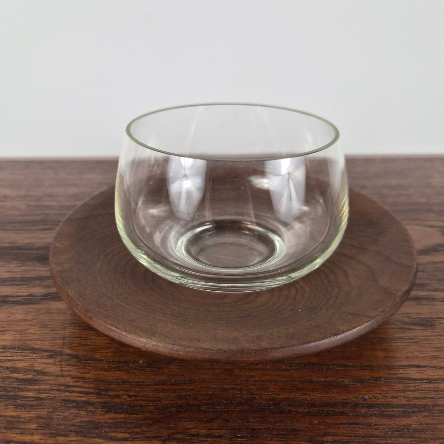 Soucoupe en teck et son verre, Danemark, 1960 – vue générale – en teck, verre – Danemark, années 1960 – Atelier 56