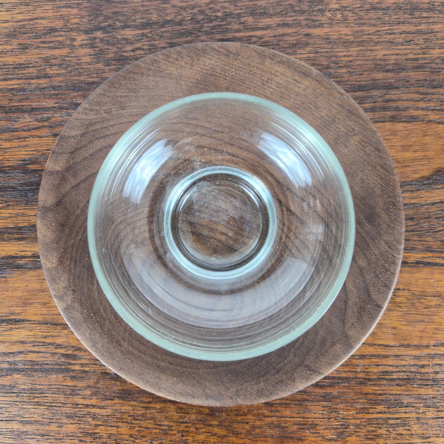 Soucoupe en teck et son verre, Danemark, 1960 – vue de dessus – en teck, verre – Danemark, années 1960 – Atelier 56