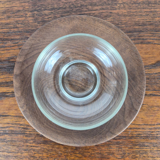 Soucoupe en teck et son verre, Danemark, 1960 – vue de dessus – en teck, verre – Danemark, années 1960 – Atelier 56