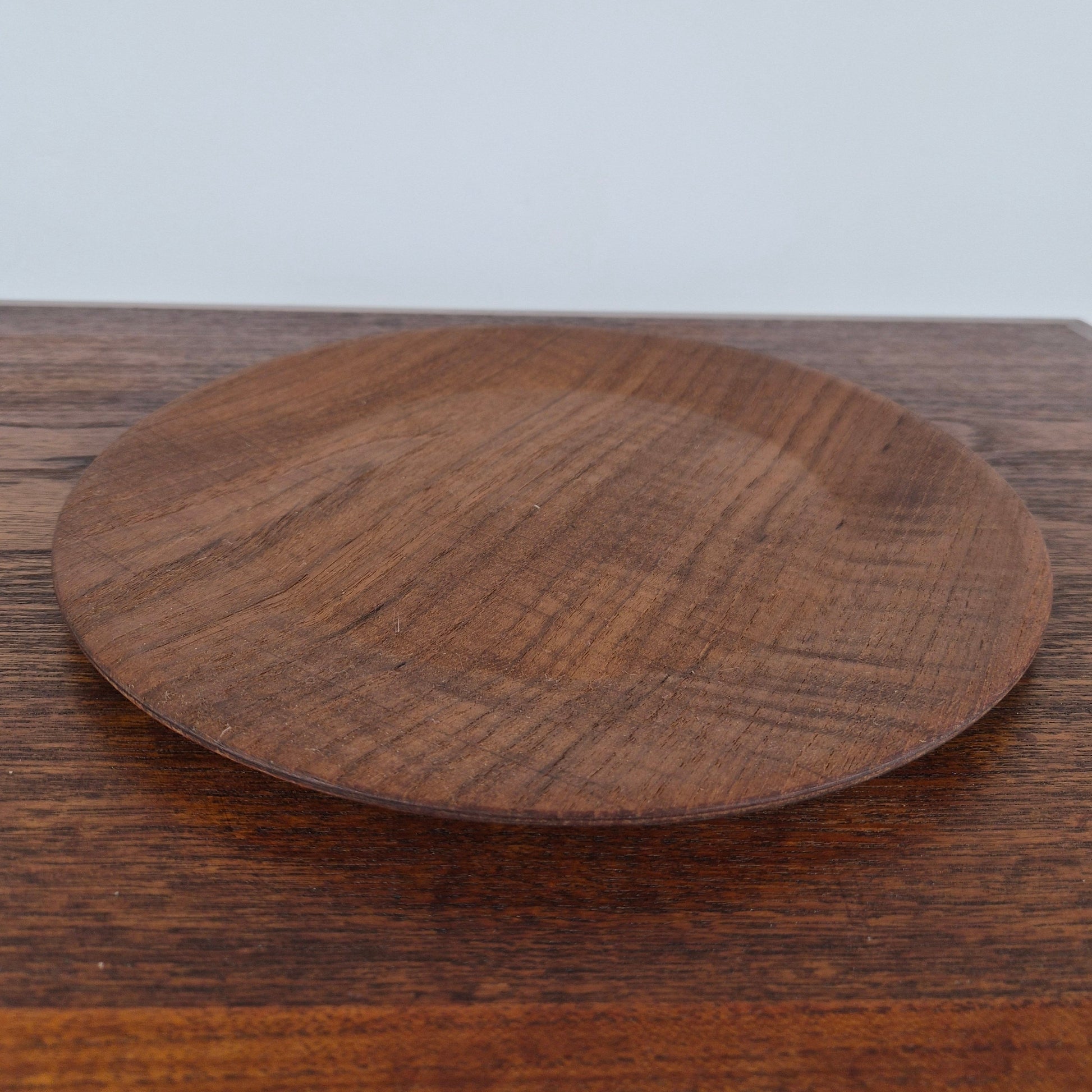 Set de 7 sous assiettes en teck, Danemark, 1960 – détail de la matière – en teck, céramique – Danemark, années 1960 – Atelier 56