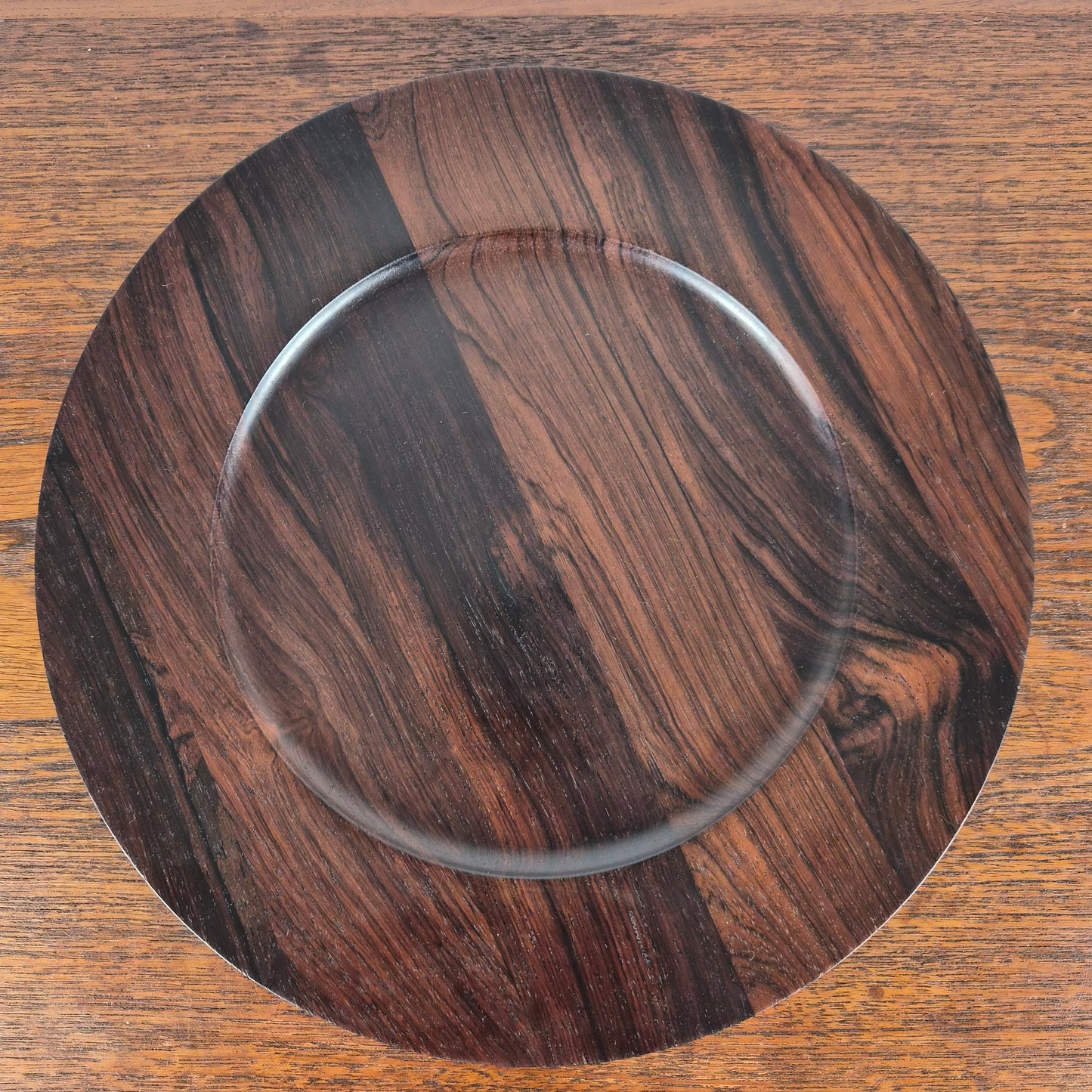 Set de 6 Sous assiettes en palissandre par Jens Quistgaard pour "The Crown Journey of Denmark", Danemark, 1960 – vue de dessus – en palissandre, céramique – Danemark, années 1960 – Atelier 56