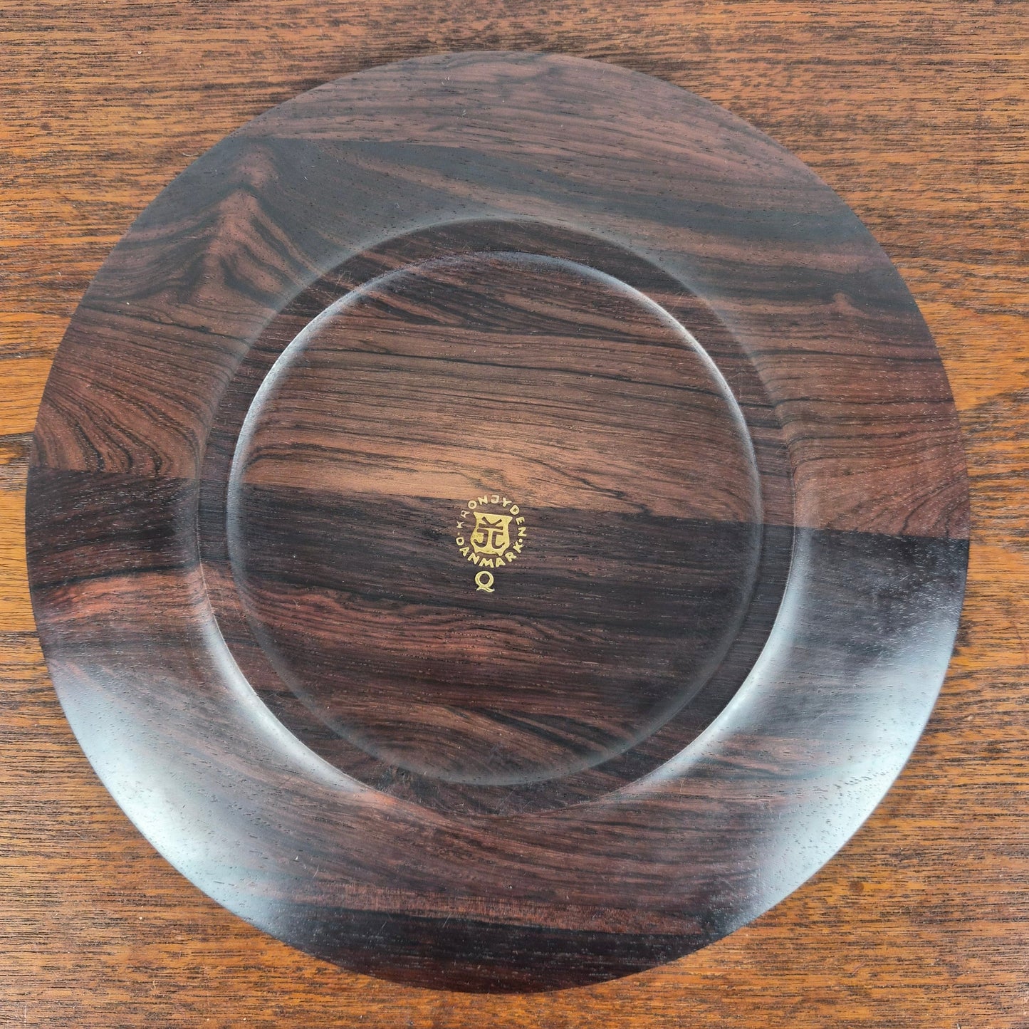 Set de 6 Sous assiettes en palissandre par Jens Quistgaard pour "The Crown Journey of Denmark", Danemark, 1960 – détail de la matière – en palissandre, céramique – Danemark, années 1960 – Atelier 56