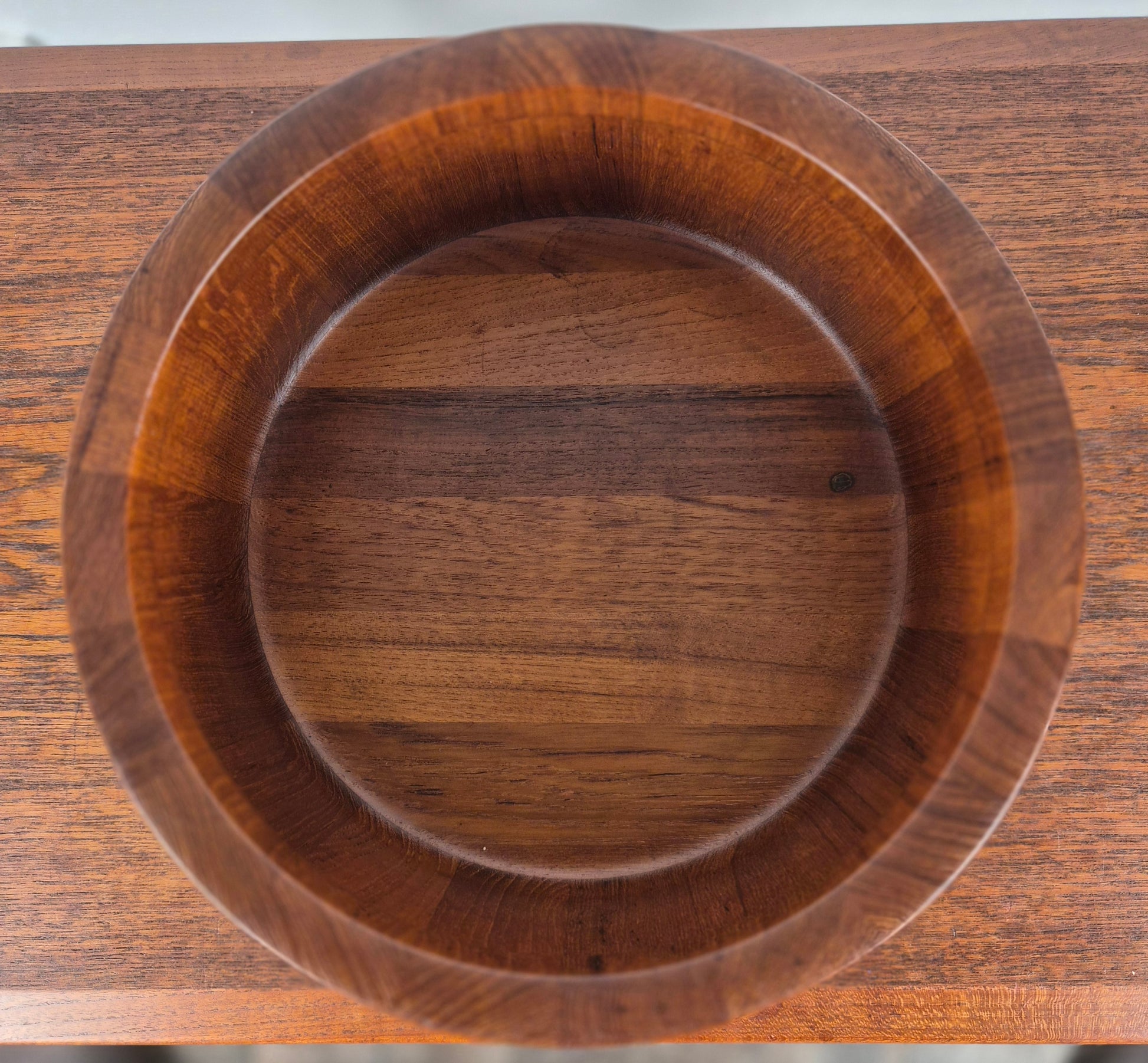 Saladier en teck par Richard Nissen, Danemark, 1960 – vue de trois-quarts – en teck – Danemark, années 1960 – Atelier 56