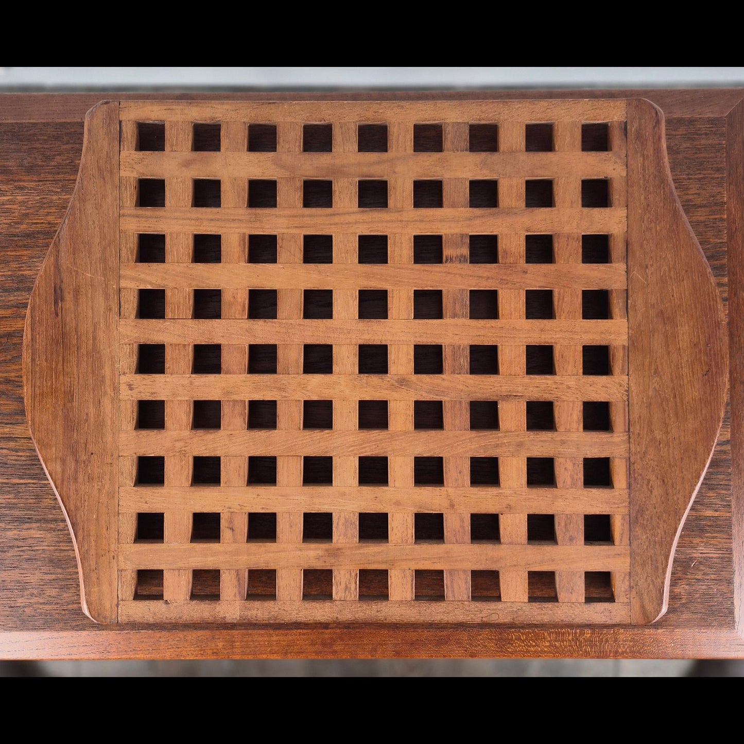 Plateau en teck à croisillons attribué à Jens Quistgaard, Danemark, 1960 – vue de profil – en teck – Danemark, années 1960 – Atelier 56