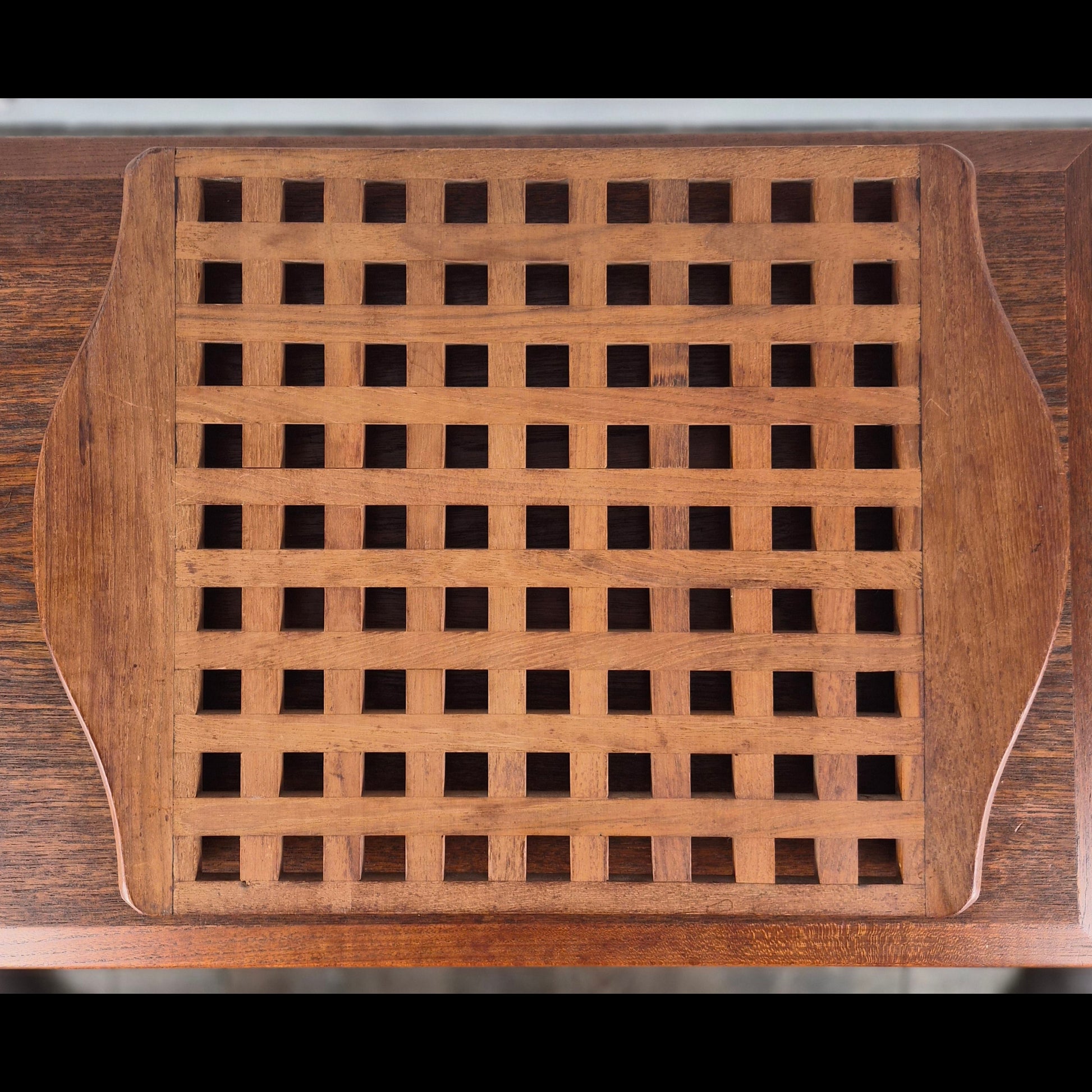 Plateau en teck à croisillons attribué à Jens Quistgaard, Danemark, 1960 – vue de profil – en teck – Danemark, années 1960 – Atelier 56