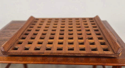 Plateau en teck à croisillons attribué à Jens Quistgaard, Danemark, 1960 – vue générale – en teck – Danemark, années 1960 – Atelier 56