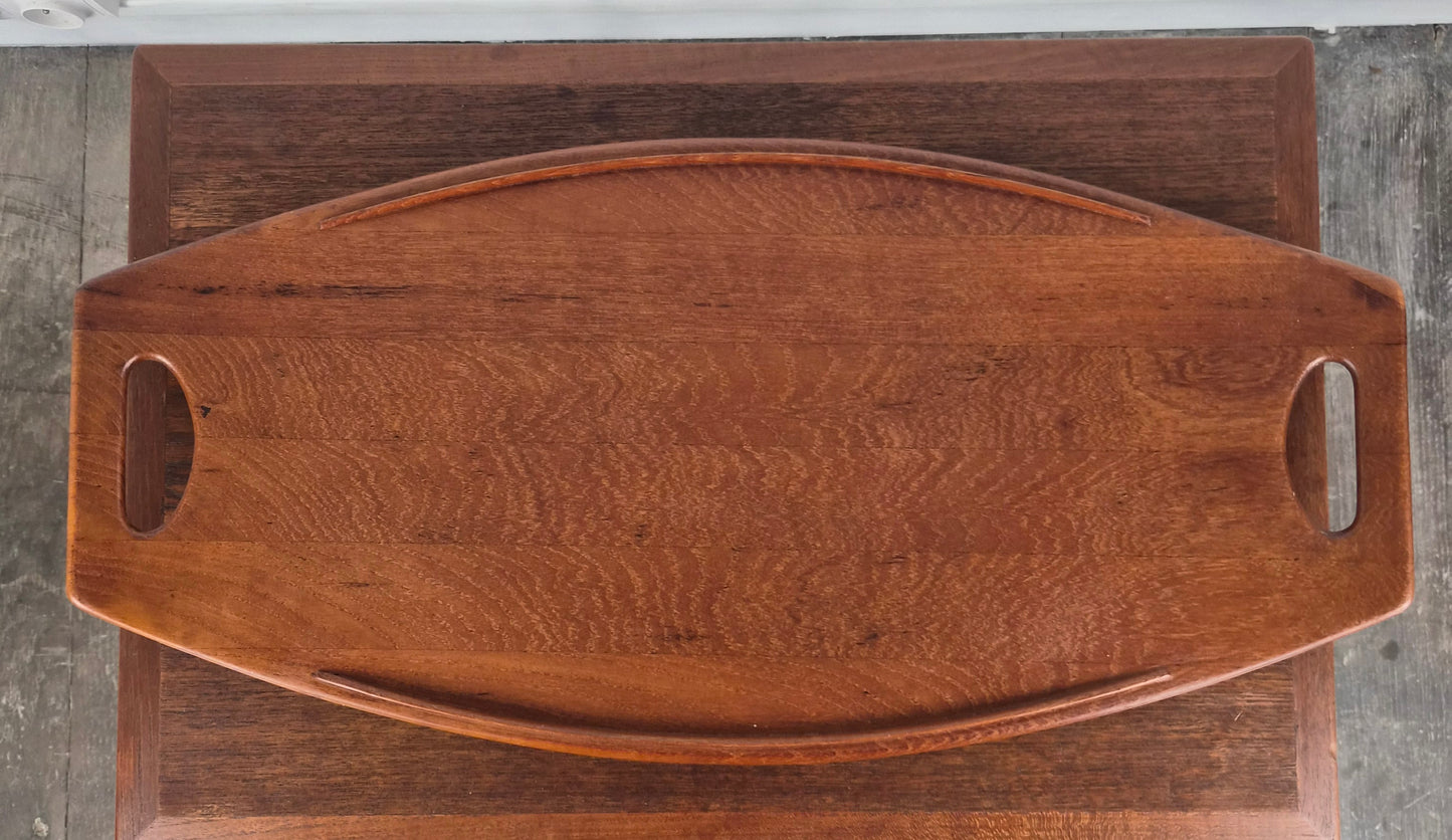 Plateau en teck petit modèle par Jens Quistgaard pour Dansk Designs, Danemark, 1960 – vue de profil – en teck – Danemark, années 1960 – Atelier 56