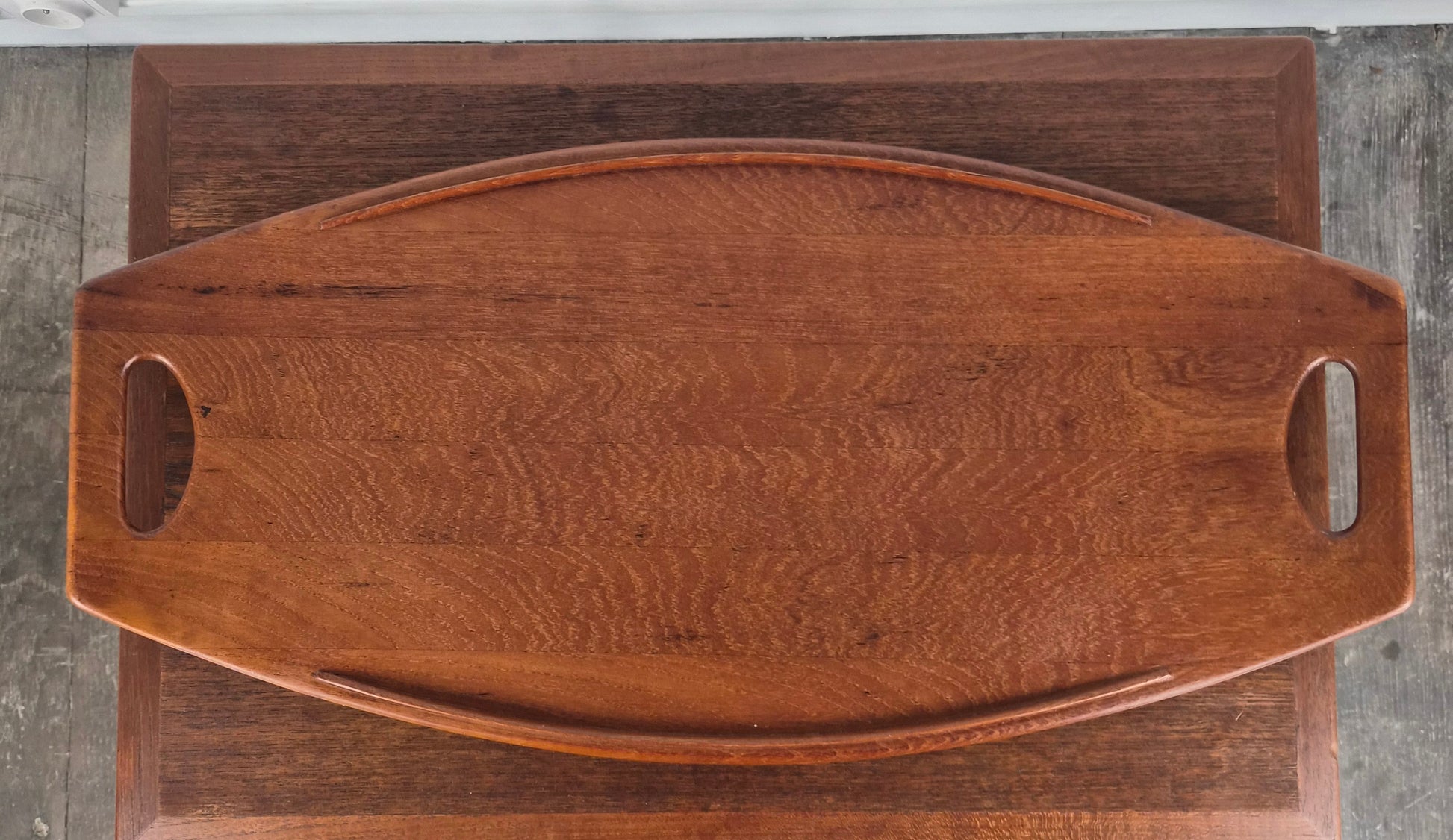 Plateau en teck petit modèle par Jens Quistgaard pour Dansk Designs, Danemark, 1960 – vue de profil – en teck – Danemark, années 1960 – Atelier 56