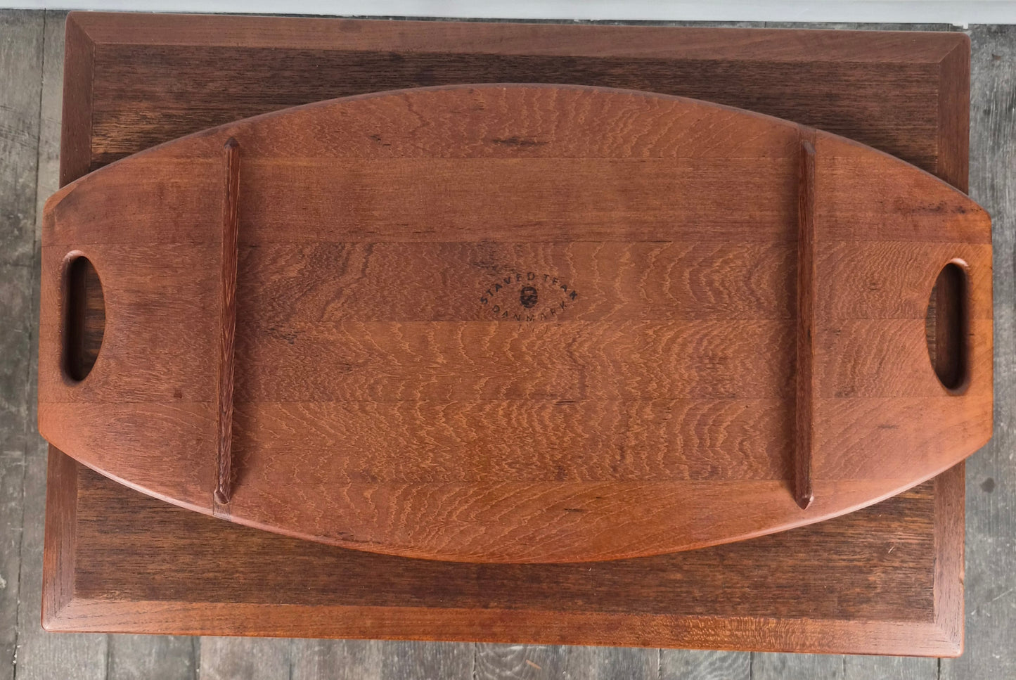 Plateau en teck petit modèle par Jens Quistgaard pour Dansk Designs, Danemark, 1960 – détail du matériau – en teck – Danemark, années 1960 – Atelier 56