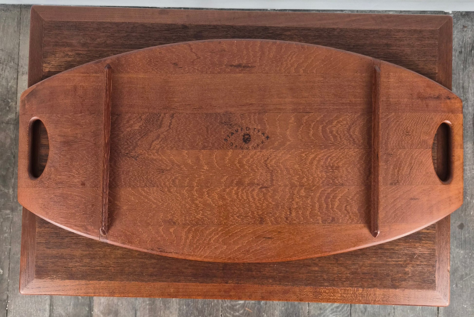 Plateau en teck petit modèle par Jens Quistgaard pour Dansk Designs, Danemark, 1960 – détail du matériau – en teck – Danemark, années 1960 – Atelier 56