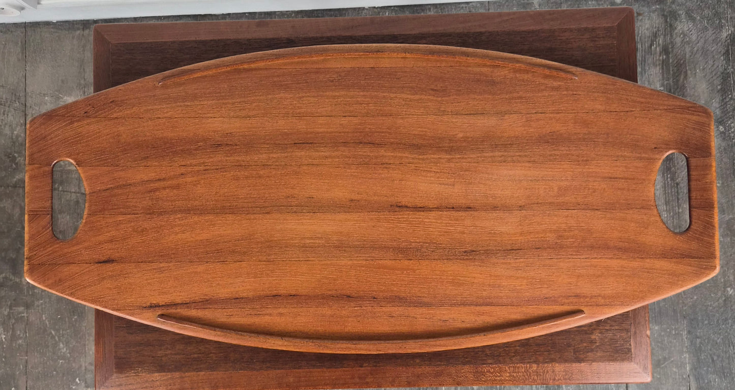 Plateau en teck grand modèle par Jens Quistgaard pour Dansk Designs, Danemark, 1960 – vue de profil – en teck – Danemark, années 1960 – Atelier 56