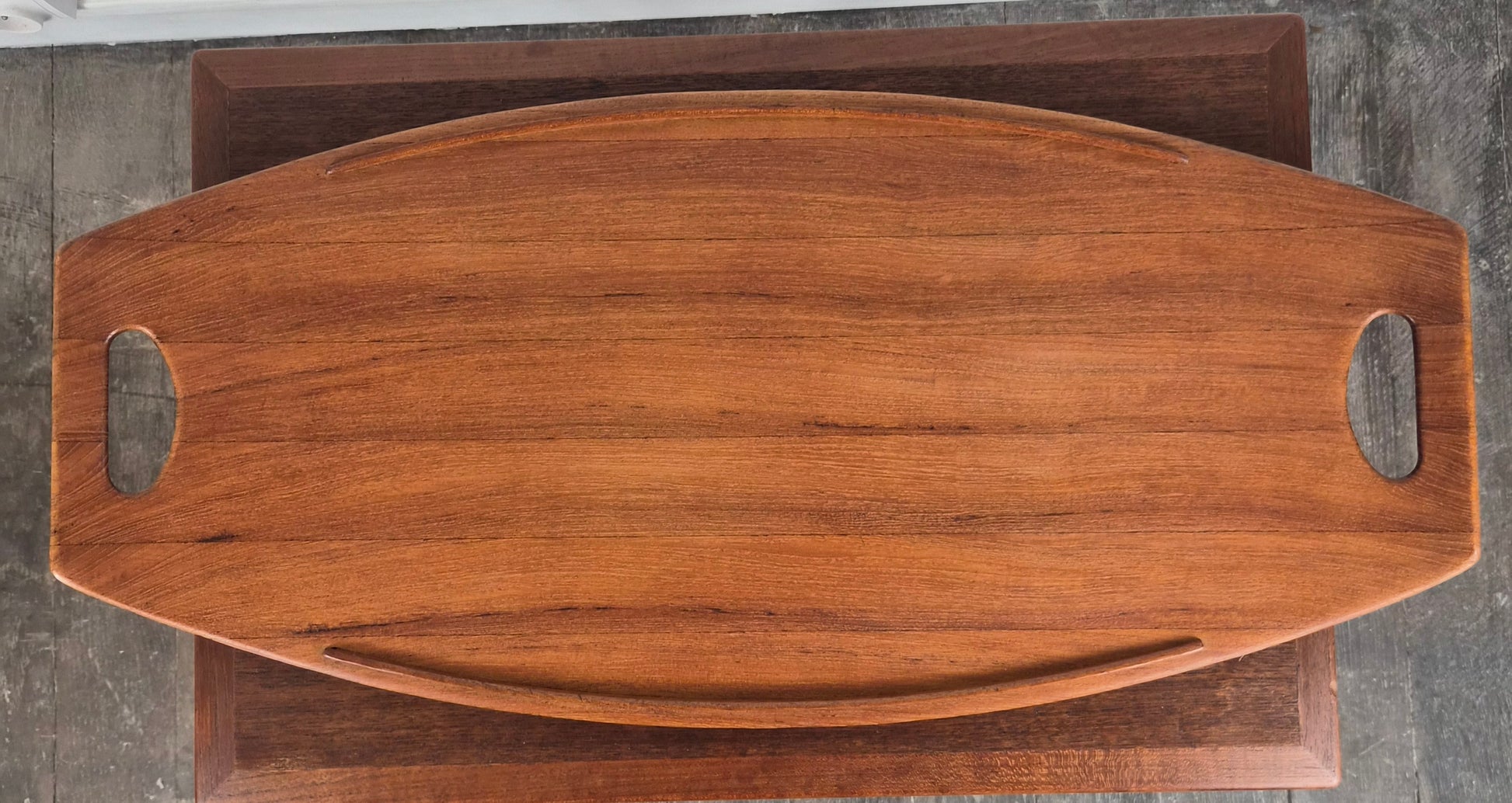 Plateau en teck grand modèle par Jens Quistgaard pour Dansk Designs, Danemark, 1960 – vue de profil – en teck – Danemark, années 1960 – Atelier 56
