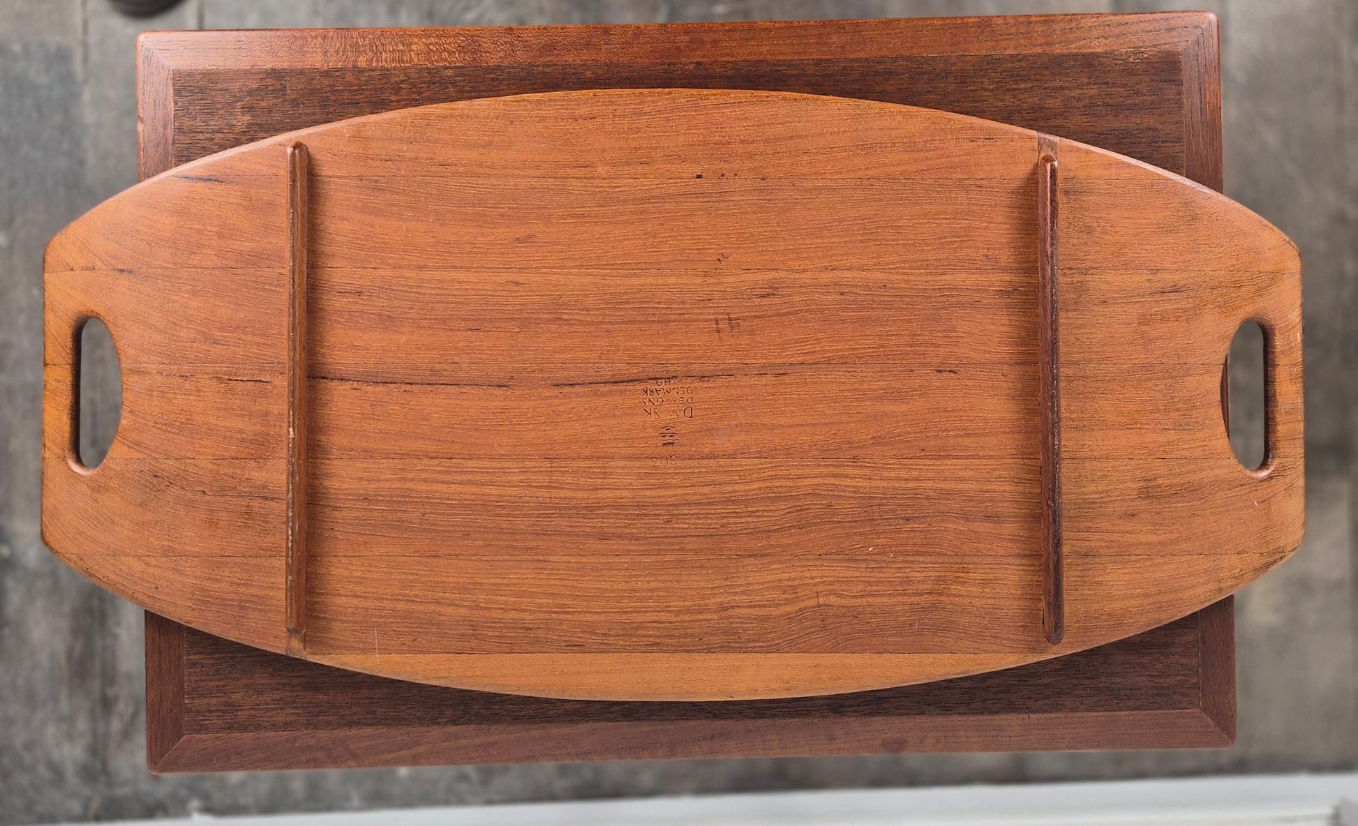 Plateau en teck grand modèle par Jens Quistgaard pour Dansk Designs, Danemark, 1960 – détail du matériau – en teck – Danemark, années 1960 – Atelier 56