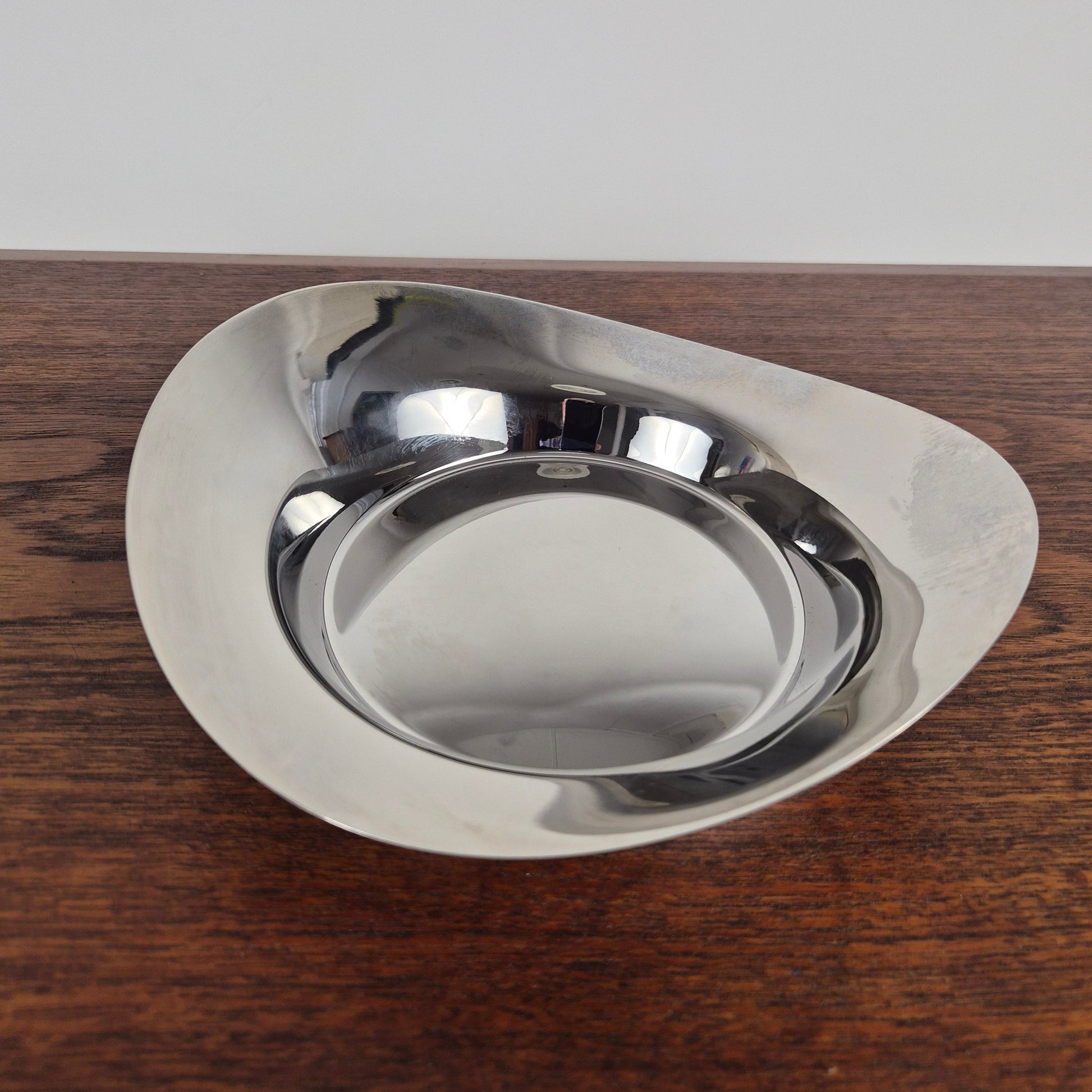 Plat circulaire petit modèle en acier poli par Finn Juhl, Danemark, 1950 – vue générale – en métal – Danemark, années 1950 – Atelier 56