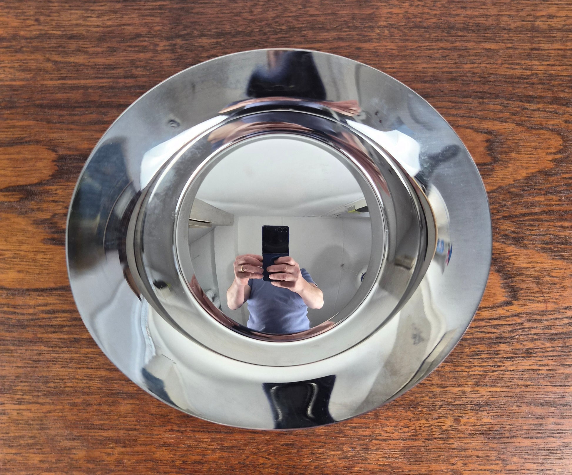 Plat circulaire petit modèle en acier poli par Finn Juhl, Danemark, 1950 – vue de profil – en métal – Danemark, années 1950 – Atelier 56