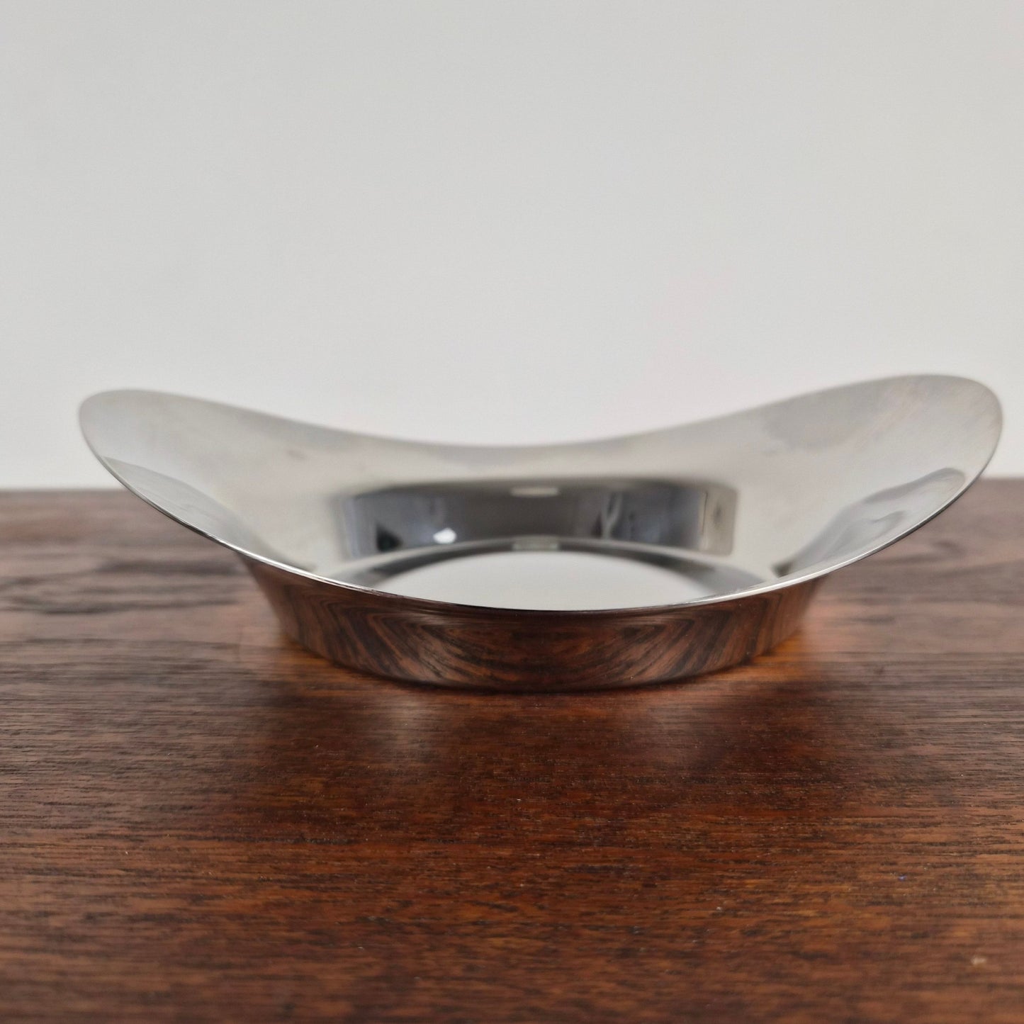 Plat circulaire petit modèle en acier poli par Finn Juhl, Danemark, 1950 – vue de trois-quarts – en métal – Danemark, années 1950 – Atelier 56