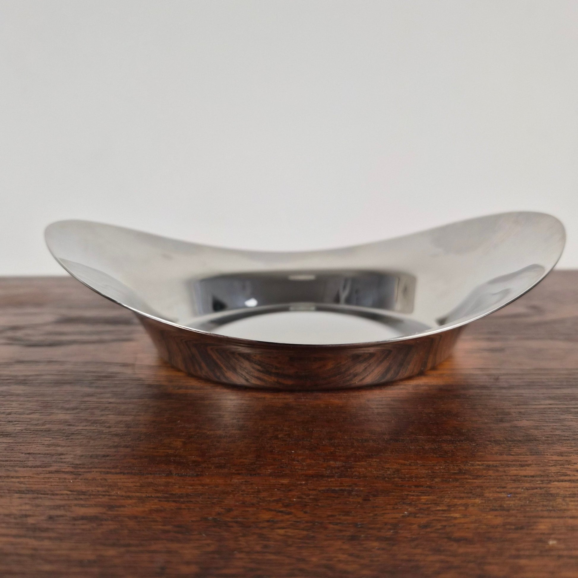 Plat circulaire petit modèle en acier poli par Finn Juhl, Danemark, 1950 – vue de trois-quarts – en métal – Danemark, années 1950 – Atelier 56