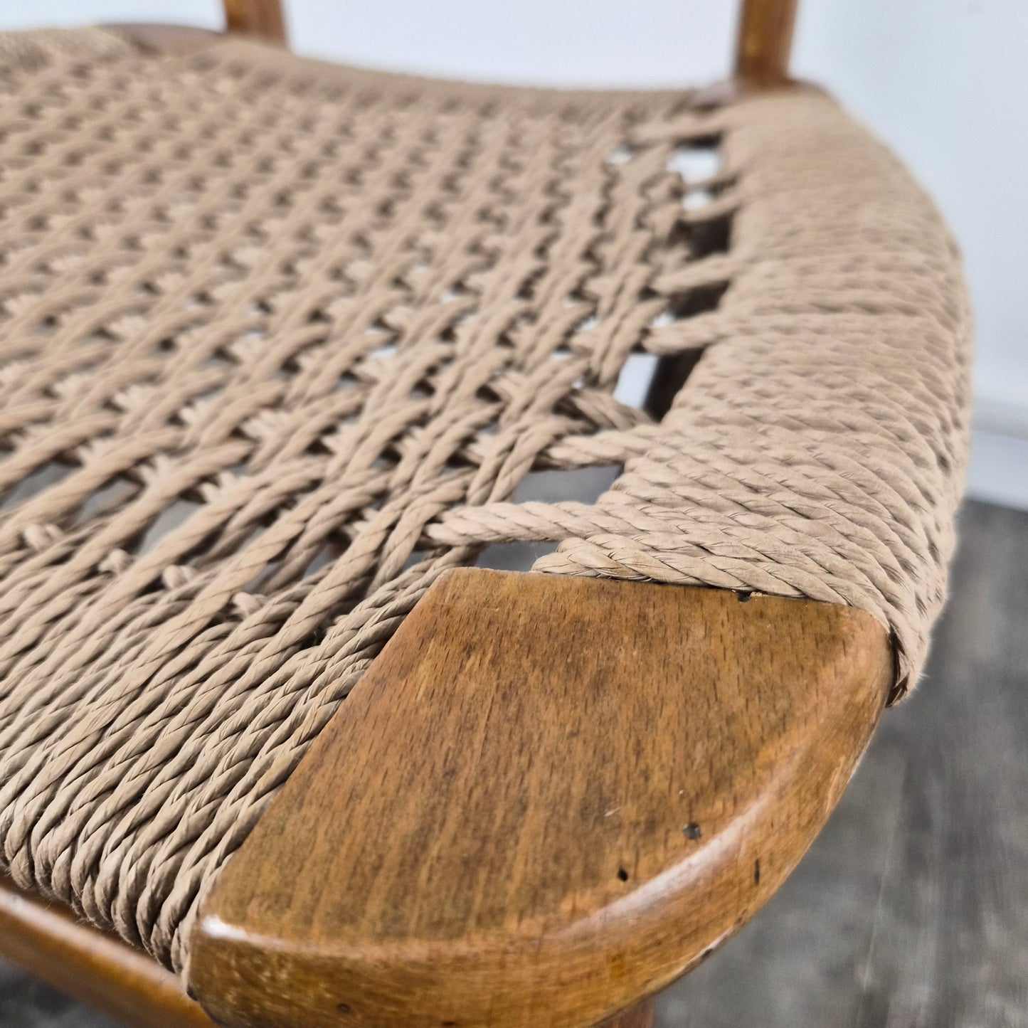 Chaise en teck et corde par Hans. J. Wegner, Danemark, 1950 – vue arrière du dossier – par Hans J. Wegner – en teck – Danemark, années 1950 – Atelier 56