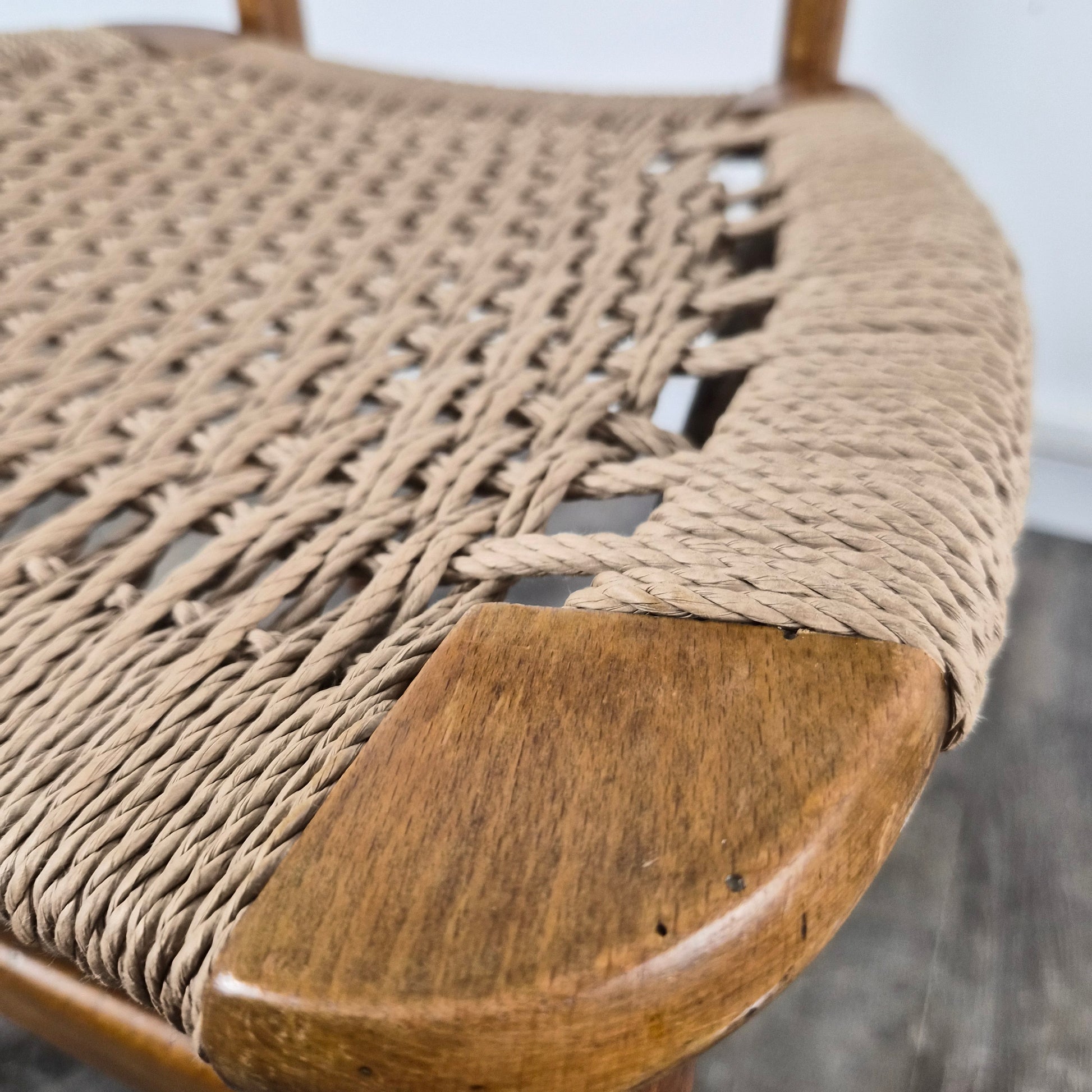 Chaise en teck et corde par Hans. J. Wegner, Danemark, 1950 – vue arrière du dossier – par Hans J. Wegner – en teck – Danemark, années 1950 – Atelier 56