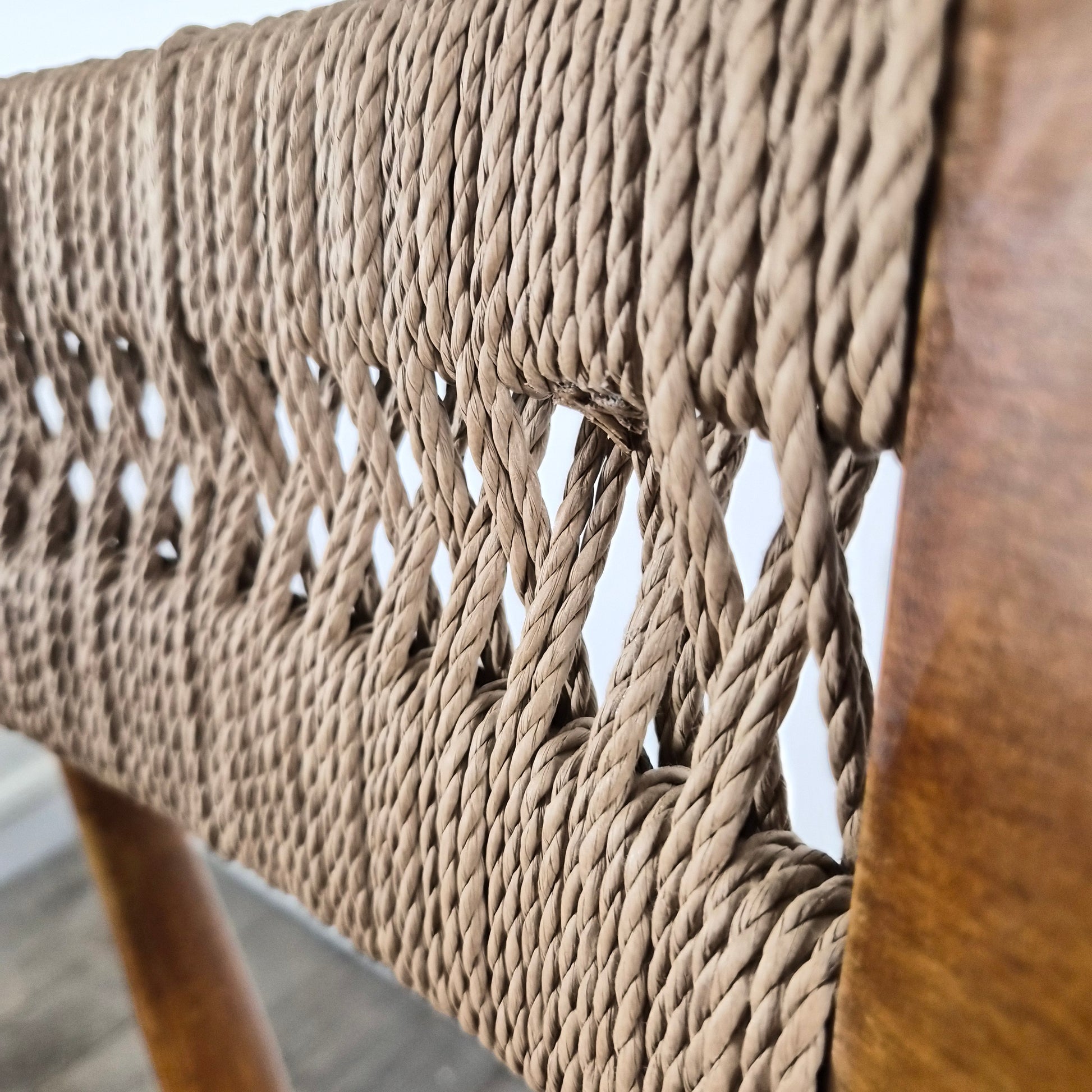Chaise en teck et corde par Hans. J. Wegner, Danemark, 1950 – détail de l’assise – par Hans J. Wegner – en teck – Danemark, années 1950 – Atelier 56
