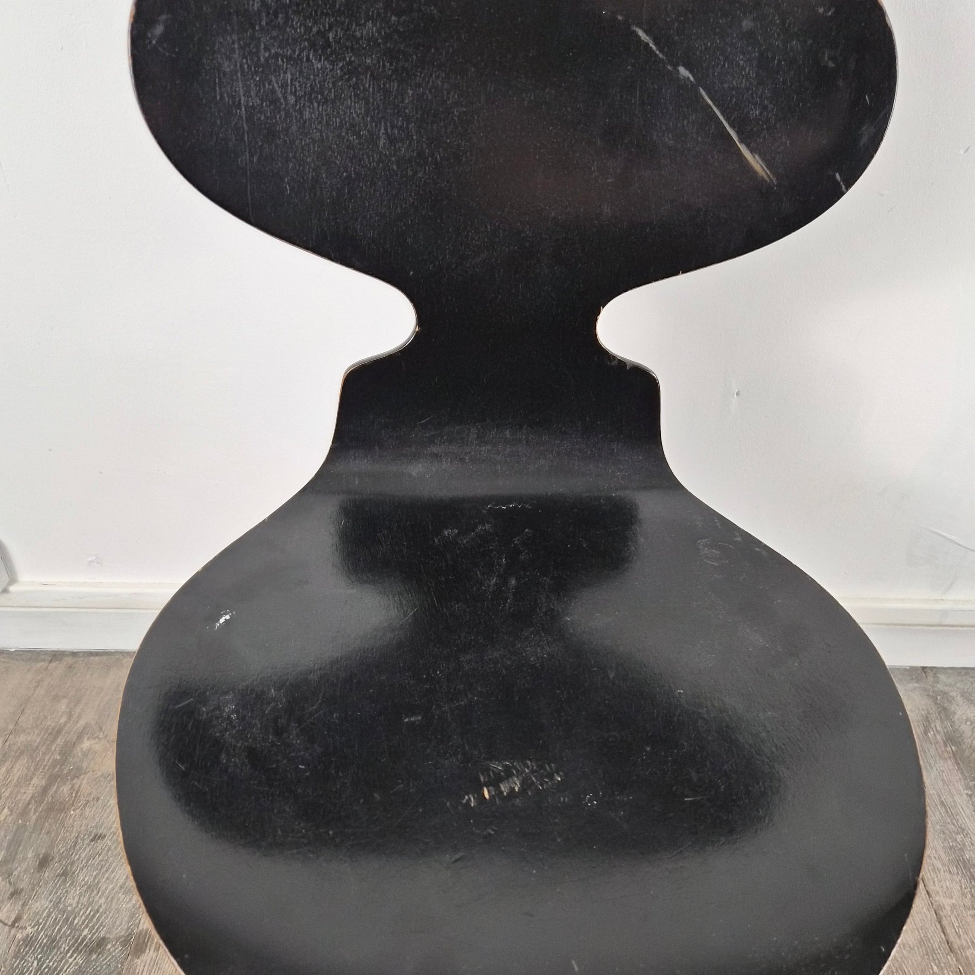 Paire de chaises en hêtre noir satiné modèle 3100 "fourmi" par Arne Jacobsen pour Fritz Hansen, Danemark, 1957 – vue arrière du dossier – en métal – Danemark – Atelier 56