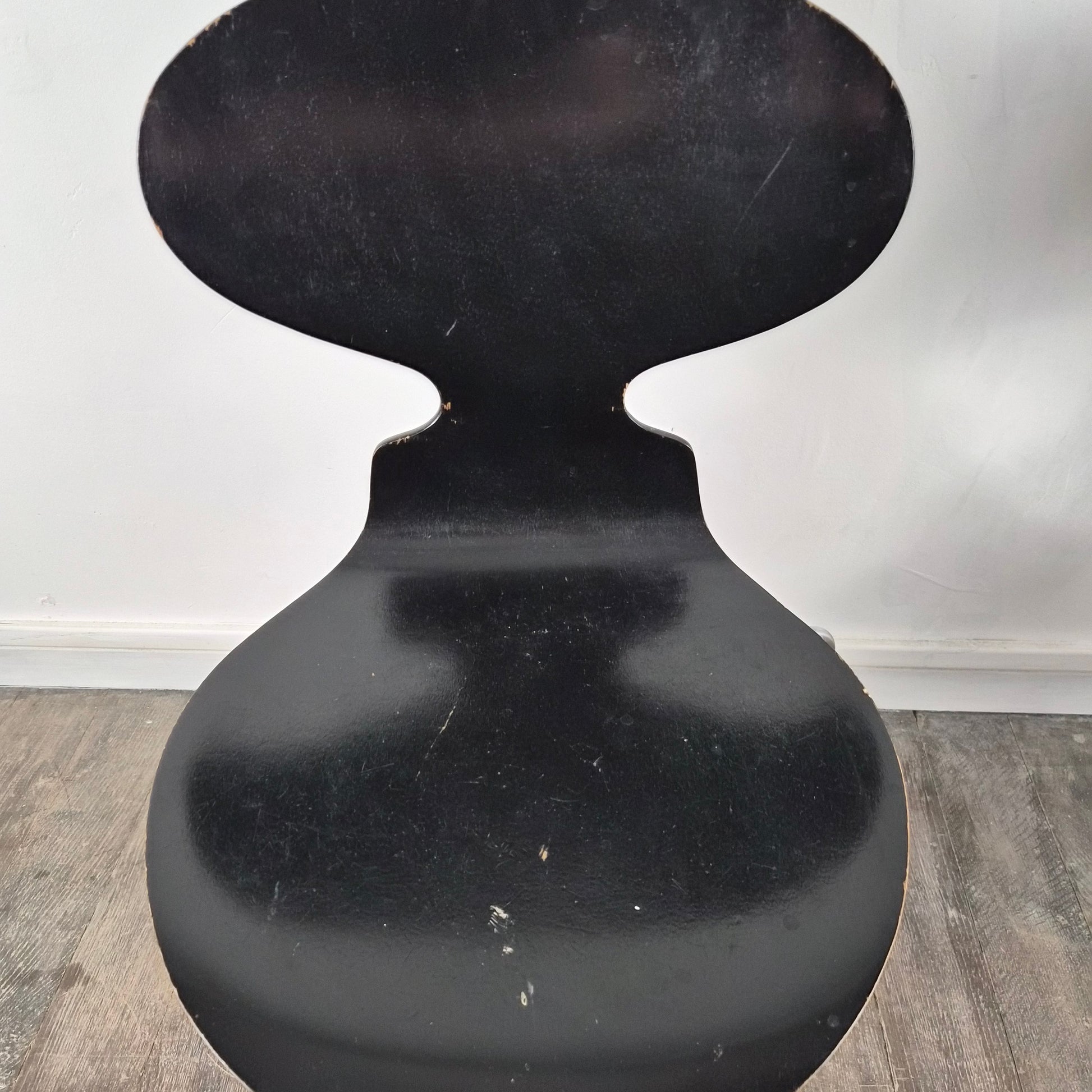 Paire de chaises en hêtre noir satiné modèle 3100 "fourmi" par Arne Jacobsen pour Fritz Hansen, Danemark, 1957 – détail de l’assise – en métal – Danemark – Atelier 56