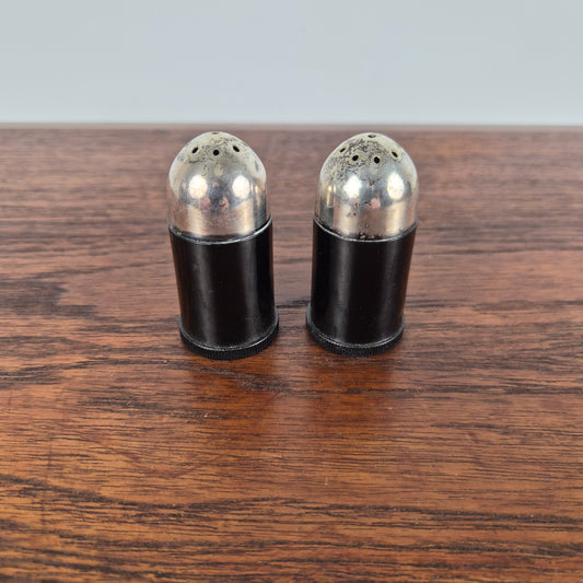 Set salière et poivrière en bakélite et métal argenté par Hans Jensen &amp; Co pour Nysølv, Danemark, 1950. – vue générale – en métal – Danemark, années 1950 – Atelier 56