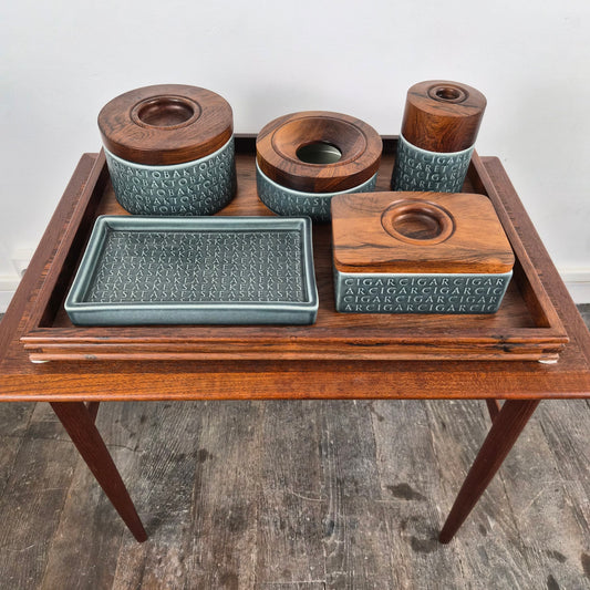 Service à fumer en palissandre et céramique bleue émaillée par Jens Quistgaard pour Kronjyden Nissen – vue générale – en palissandre, céramique – Danemark, années 1960 – Atelier 56