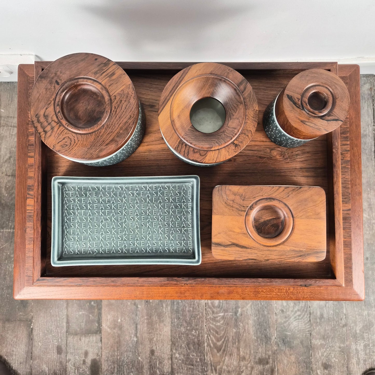 Service à fumer en palissandre et céramique bleue émaillée par Jens Quistgaard pour Kronjyden Nissen – vue de dessus – en palissandre, céramique – Danemark, années 1960 – Atelier 56