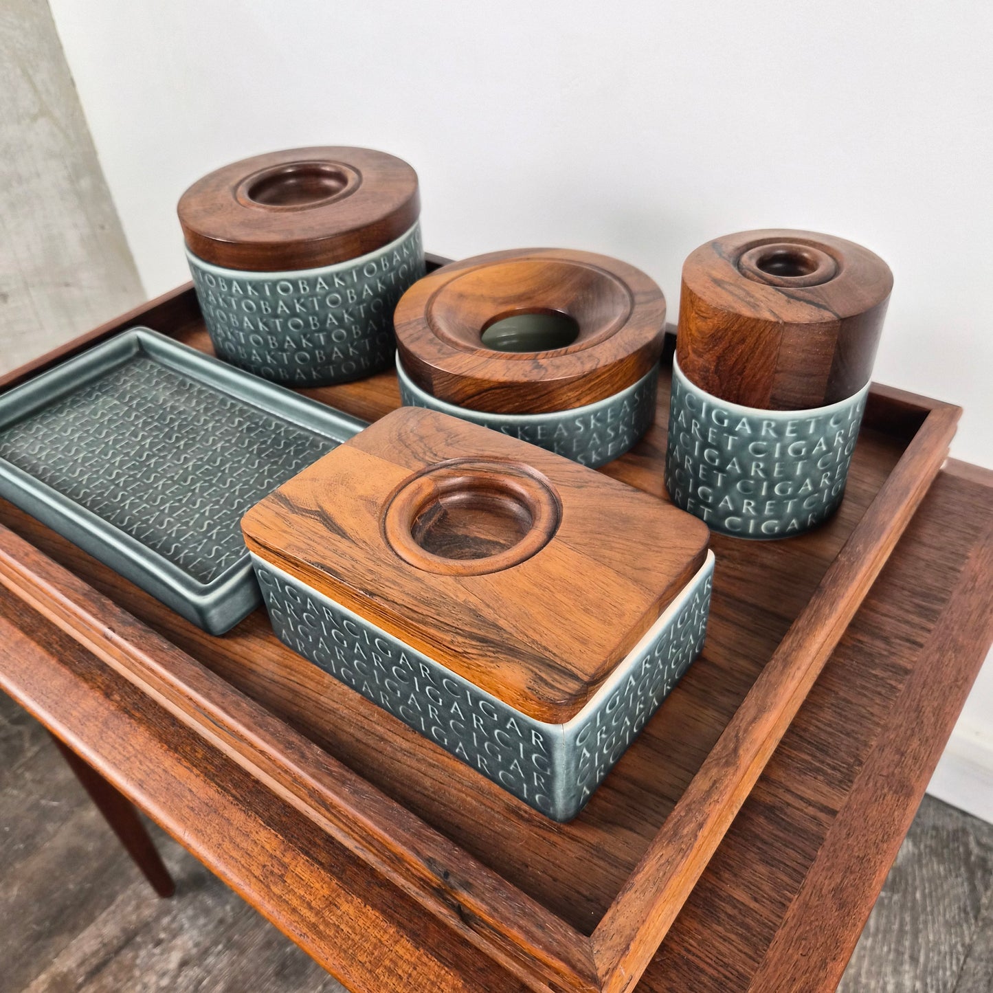 Service à fumer en palissandre et céramique bleue émaillée par Jens Quistgaard pour Kronjyden Nissen – détail des formes – en palissandre, céramique – Danemark, années 1960 – Atelier 56