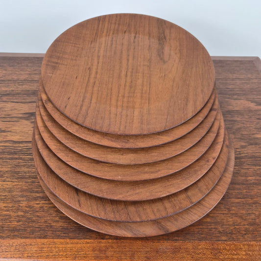 Set de 7 sous assiettes en teck, Danemark, 1960 – vue générale – en teck, céramique – Danemark, années 1960 – Atelier 56