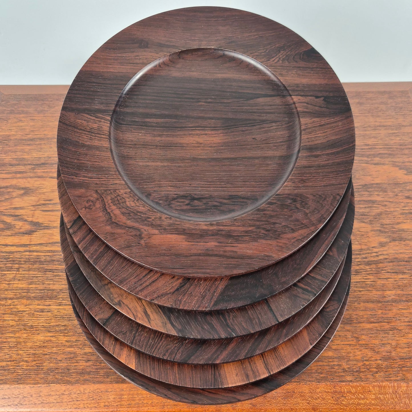 Set de 6 Sous assiettes en palissandre par Jens Quistgaard pour "The Crown Journey of Denmark", Danemark, 1960 – vue générale – en palissandre, céramique – Danemark, années 1960 – Atelier 56