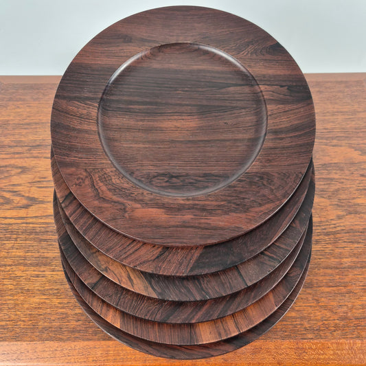 Set de 6 Sous assiettes en palissandre par Jens Quistgaard pour "The Crown Journey of Denmark", Danemark, 1960 – vue générale – en palissandre, céramique – Danemark, années 1960 – Atelier 56