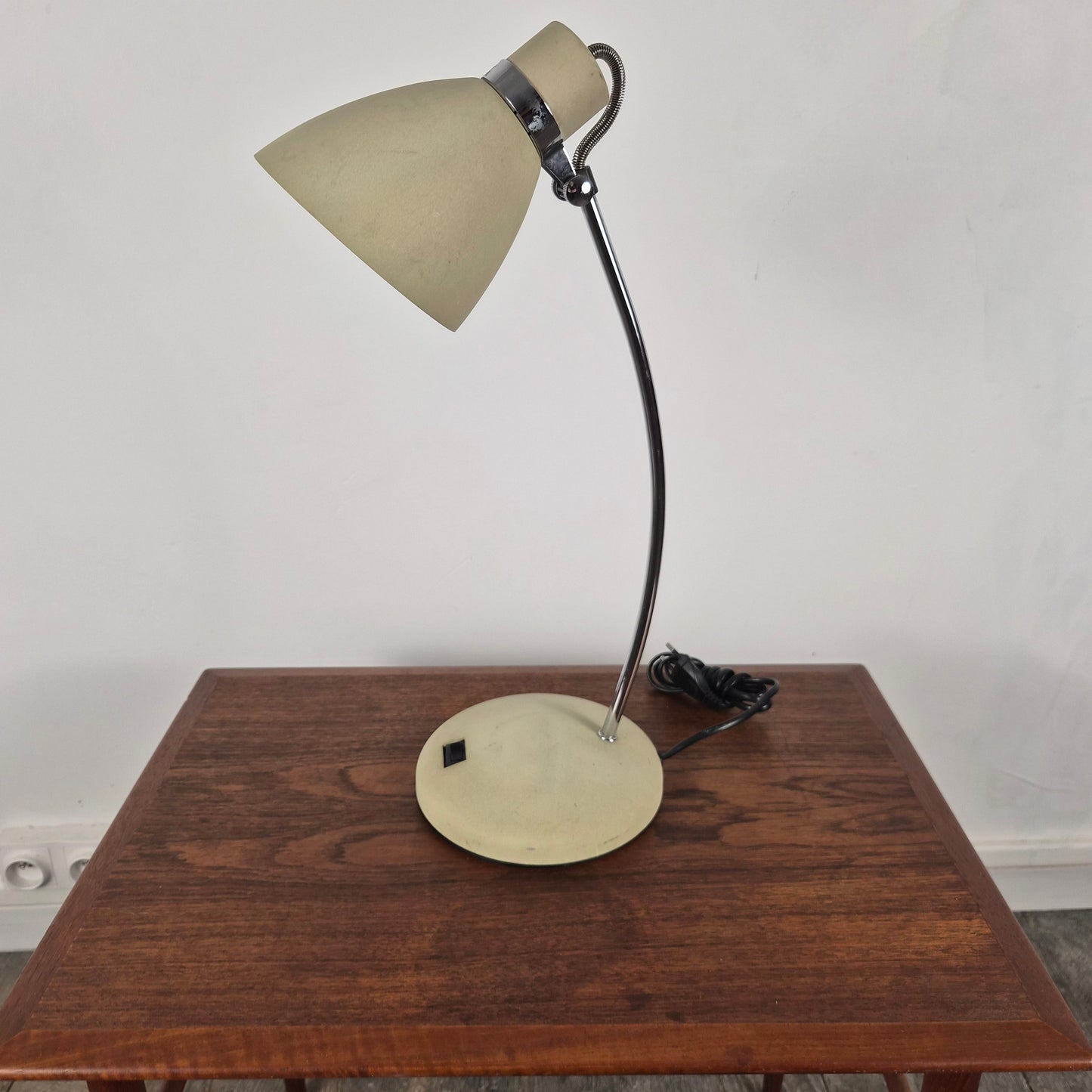 Lampe de table en métal par Massive Leuchten, Germany, 1960 – vue générale du luminaire – en métal – années 1960 – Atelier 56