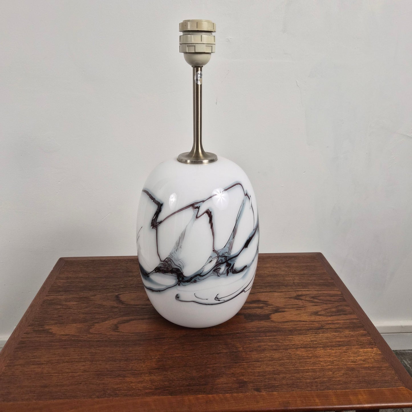Lampe de table en verre soufflé motif Sakura bleu par Michael Bang pour Fyens Glasværk – vue générale du luminaire – par Holmegaard – en verre, métal – Danemark, année 1960 – Atelier 56