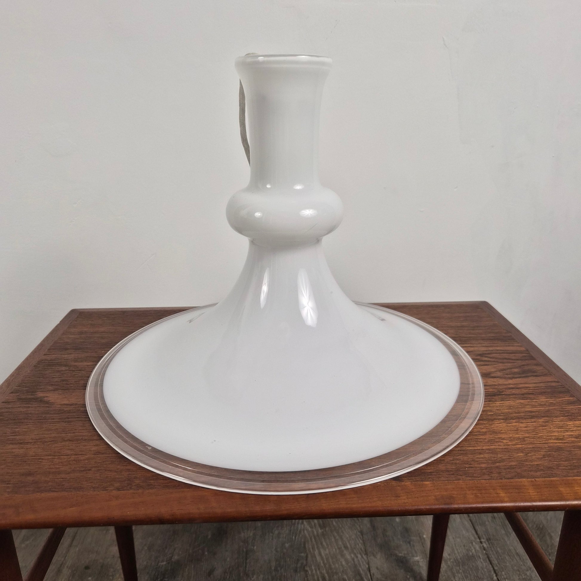 Suspension en verre grand modèle "Etude" par Michael Bang pour Holmegaard, Danemark 1970 – vue générale du luminaire – en verre – Danemark, années 1970 – Atelier 56