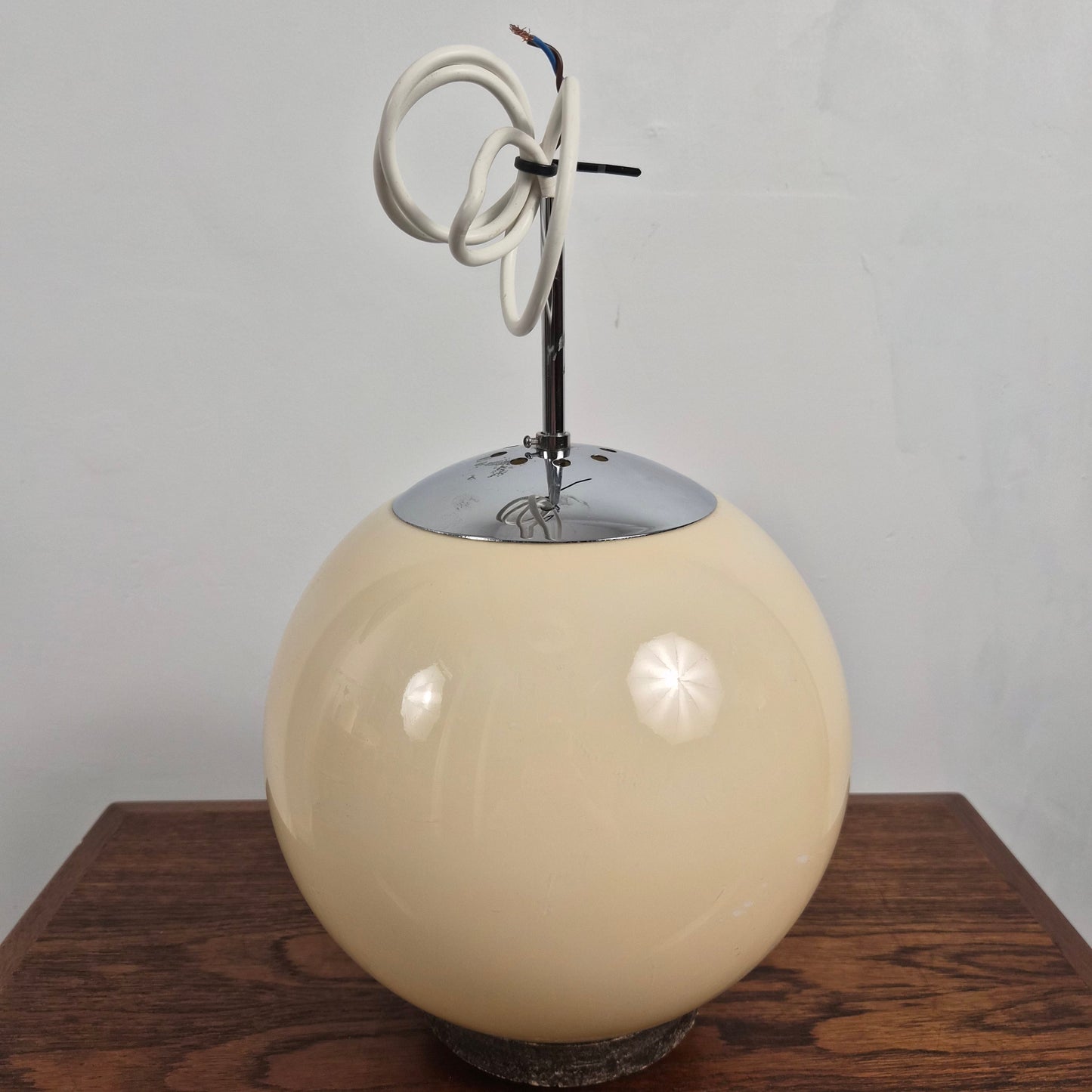 Suspension globe en verre crème et chrome, Danemark, 1970 – vue générale du luminaire – en verre, métal – Danemark, années 1970 – Atelier 56