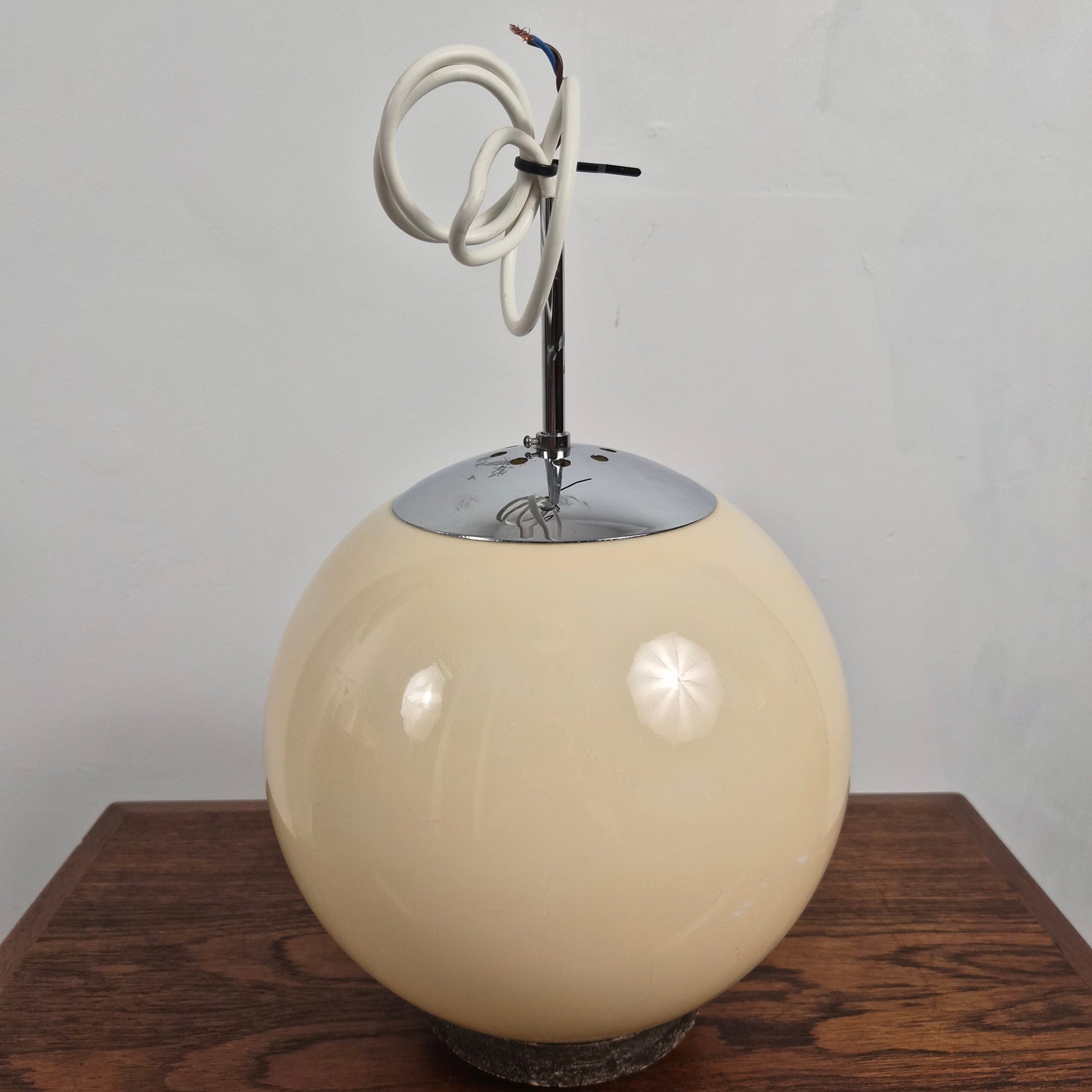 Suspension globe en verre crème et chrome, Danemark, 1970 – vue générale du luminaire – en verre, métal – Danemark, années 1970 – Atelier 56