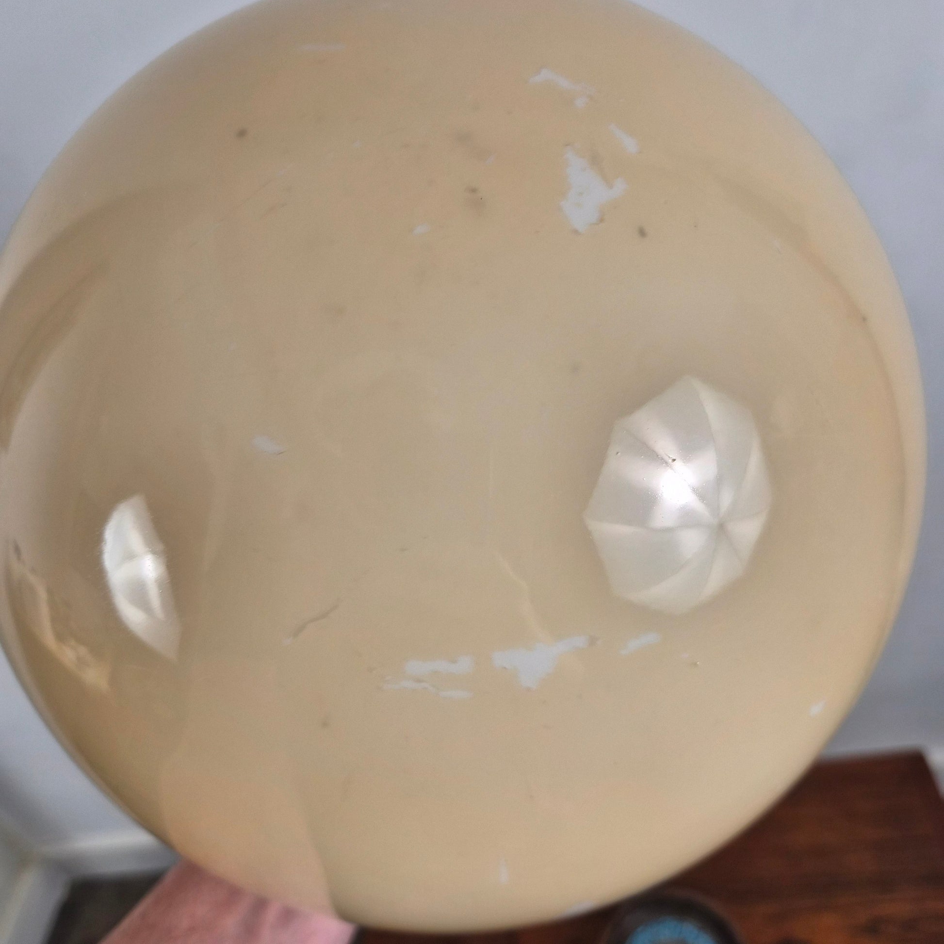 Suspension globe en verre crème et chrome, Danemark, 1970 – détail de l’abat-jour – en verre, métal – Danemark, années 1970 – Atelier 56