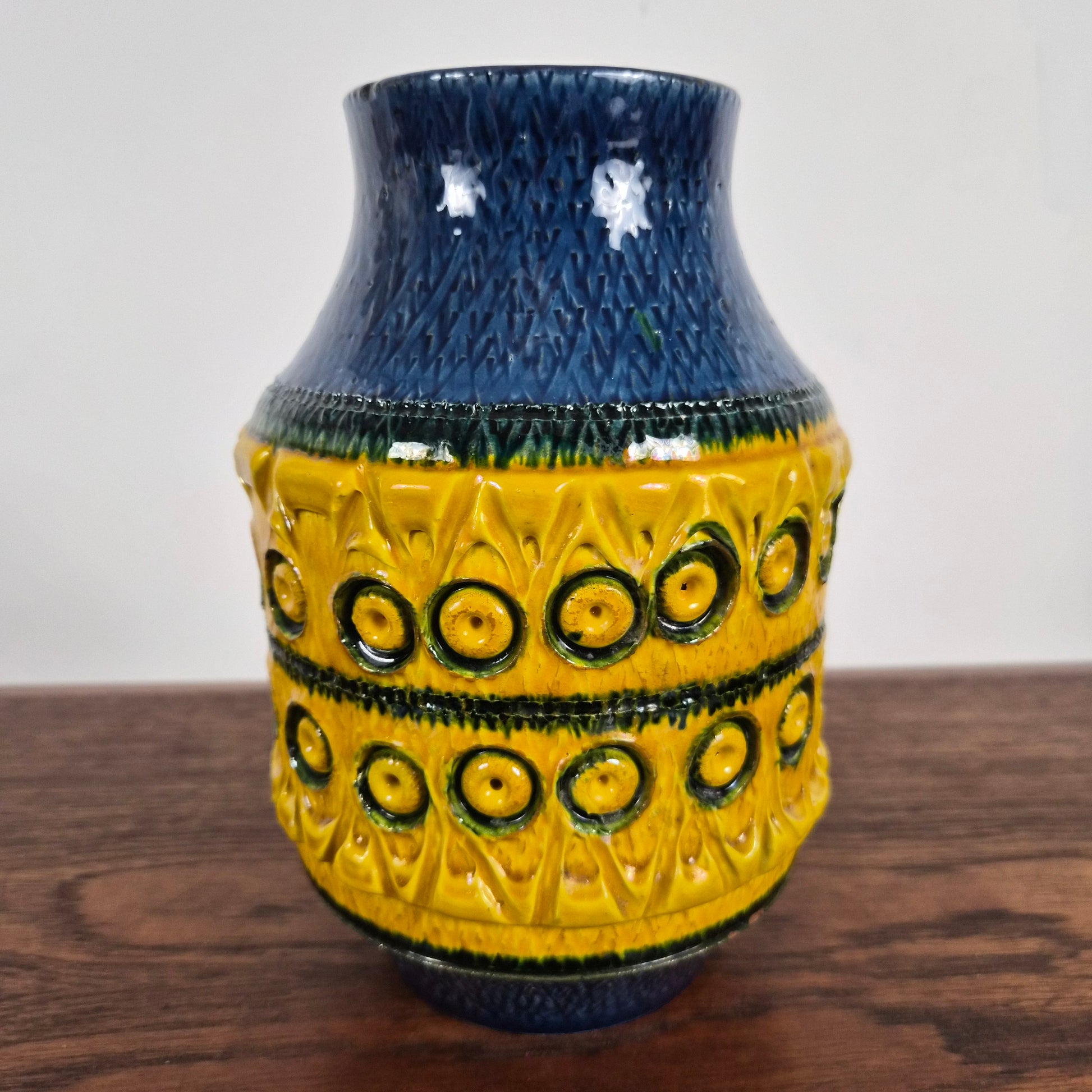 Vase en terre cuite émaillé à décor scraffito par Aldo Londi pour Bitossi, Italie, 1960 – vue générale – en céramique – Italie, années 1960 – Atelier 56